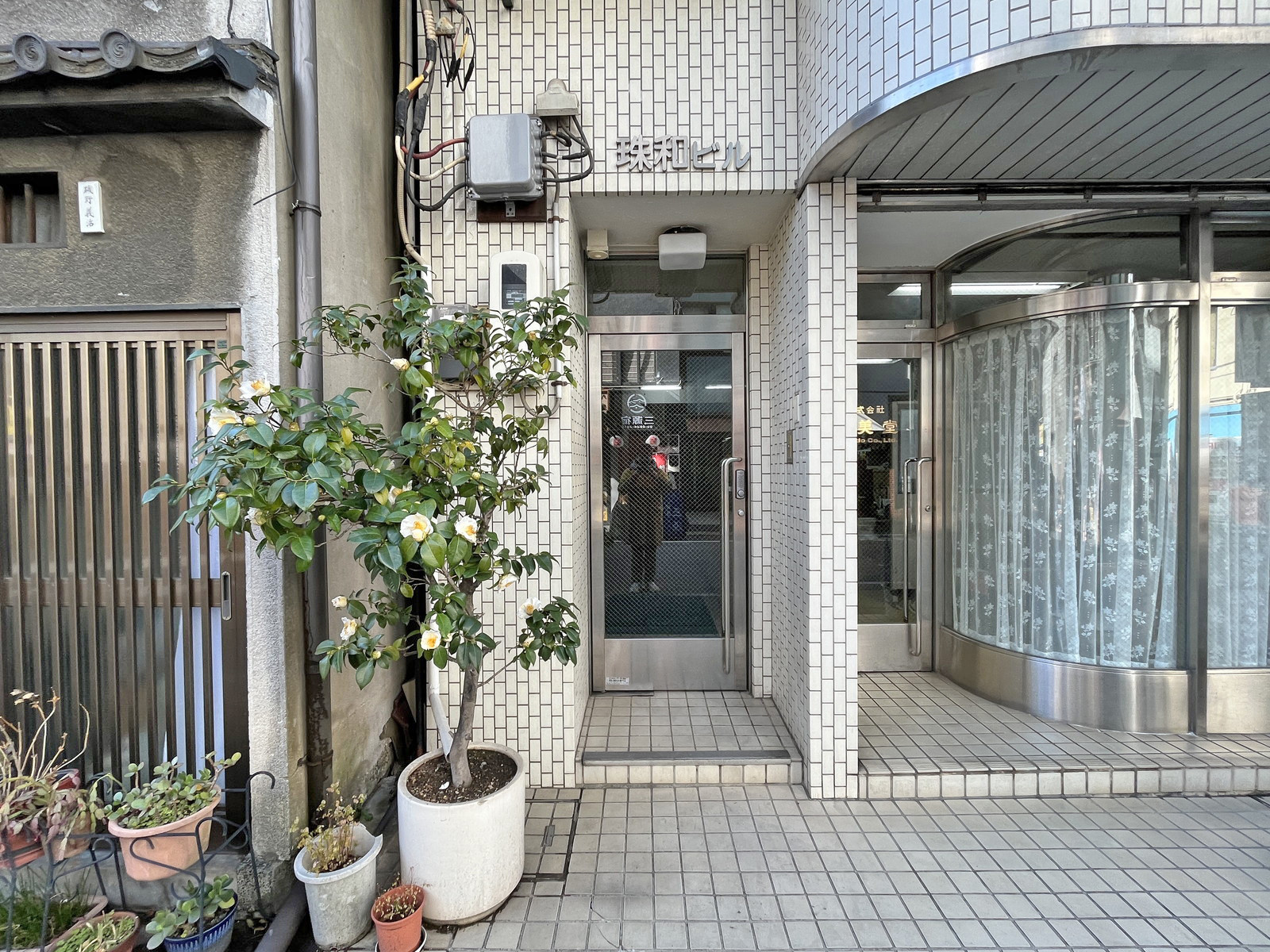 オフィスビル出入り口