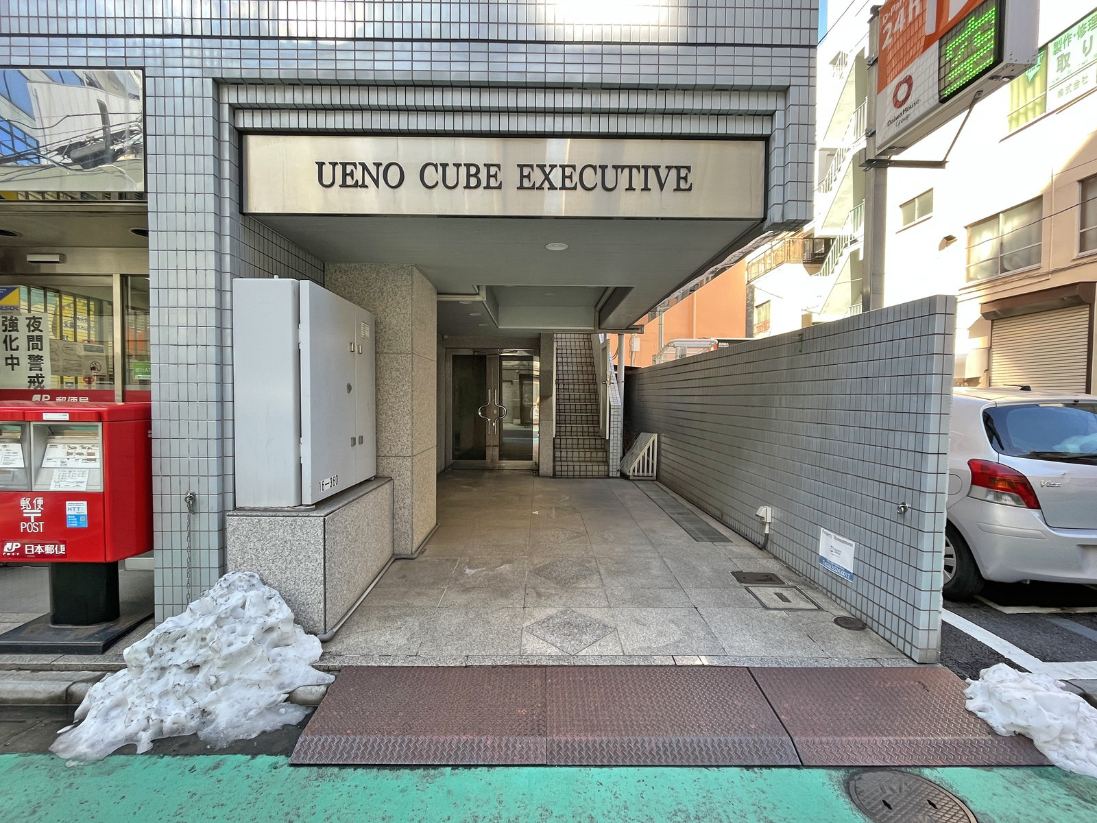 オフィスビル出入り口