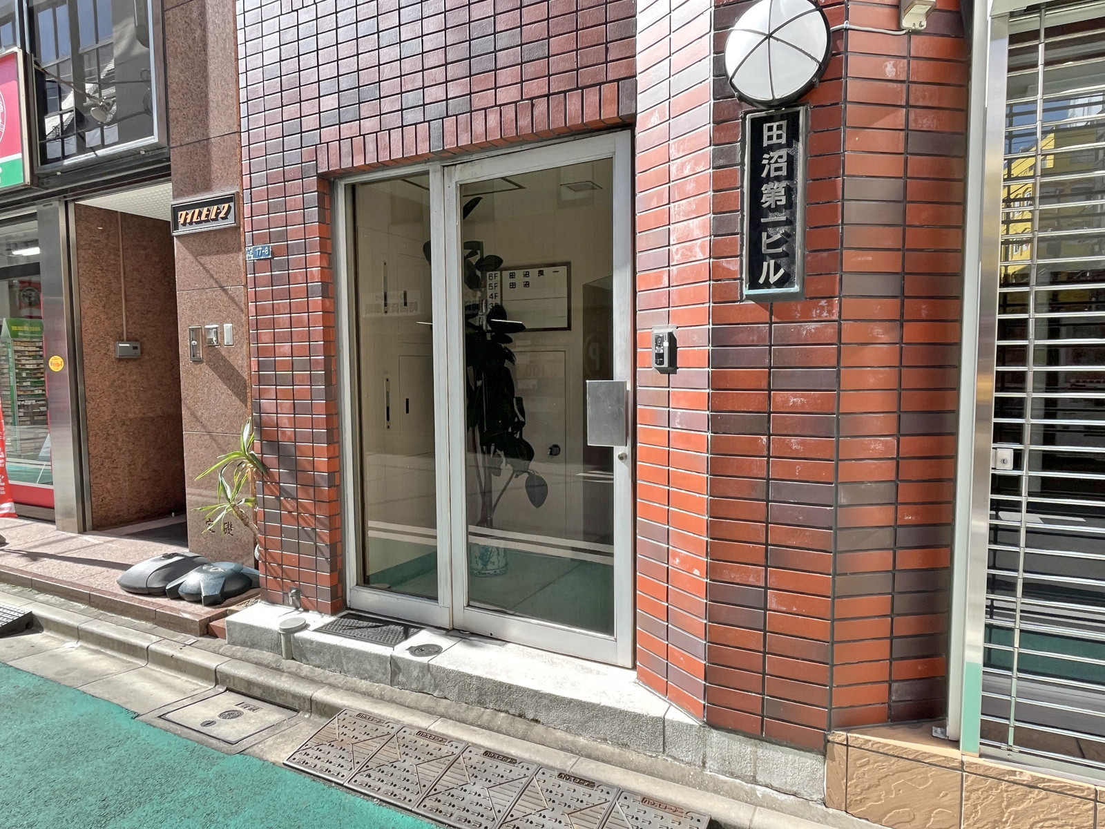 オフィスビル出入り口
