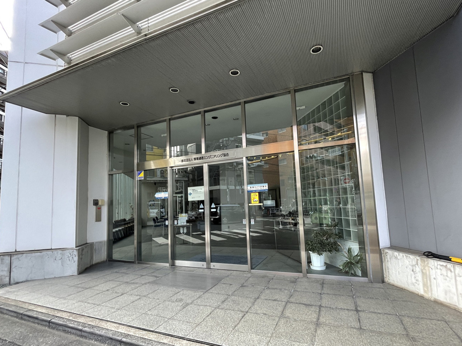 オフィスビル出入口