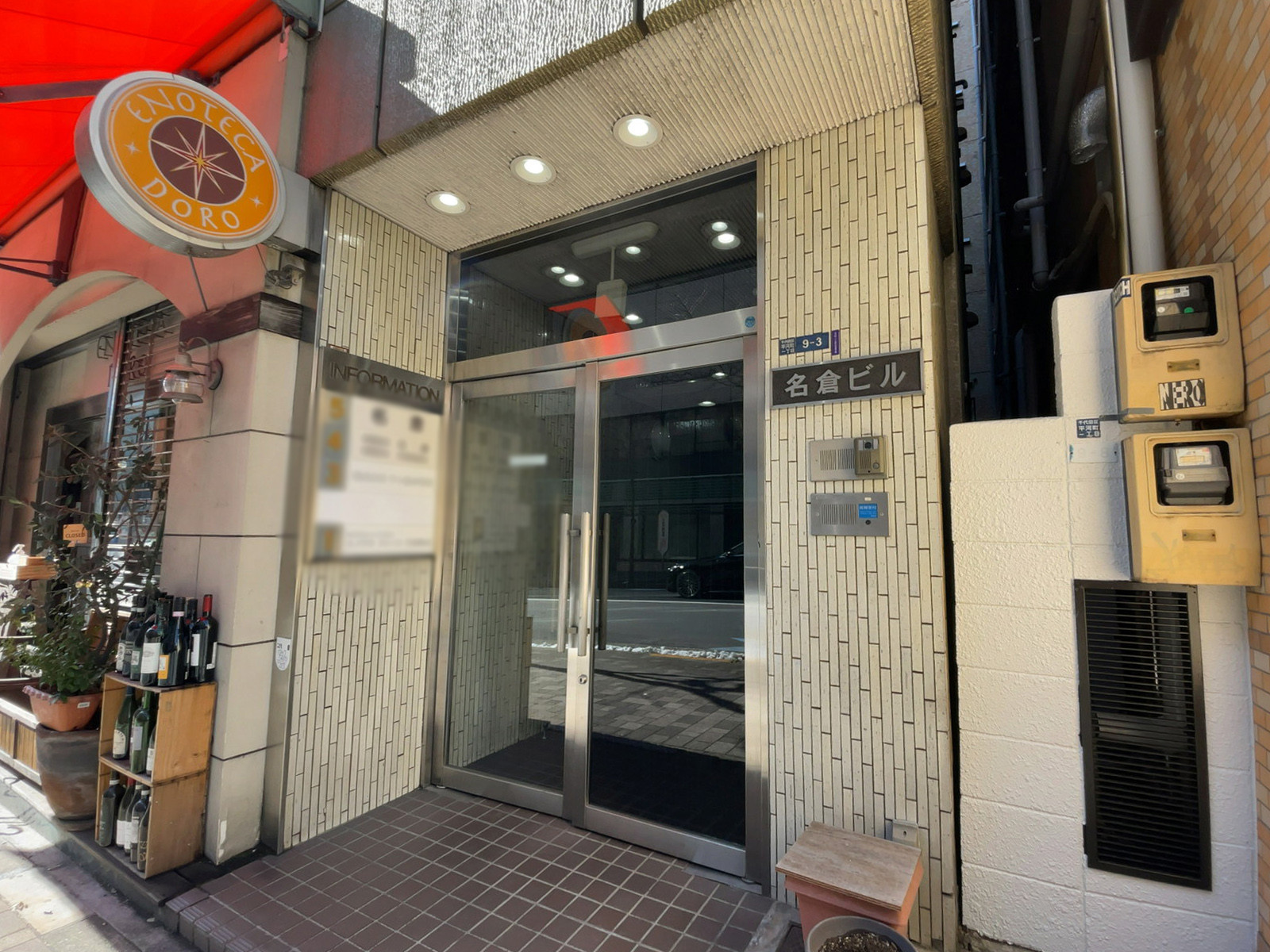 オフィスビル出入口