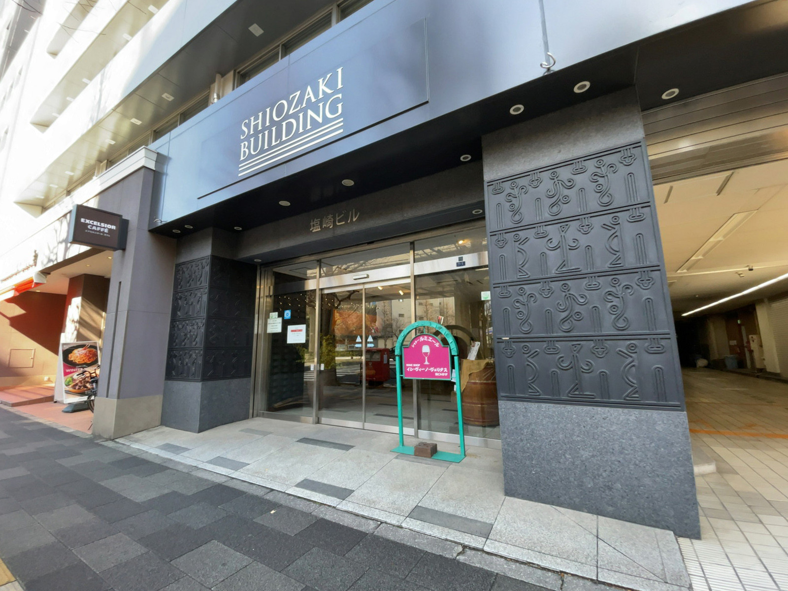 オフィスビル出入口