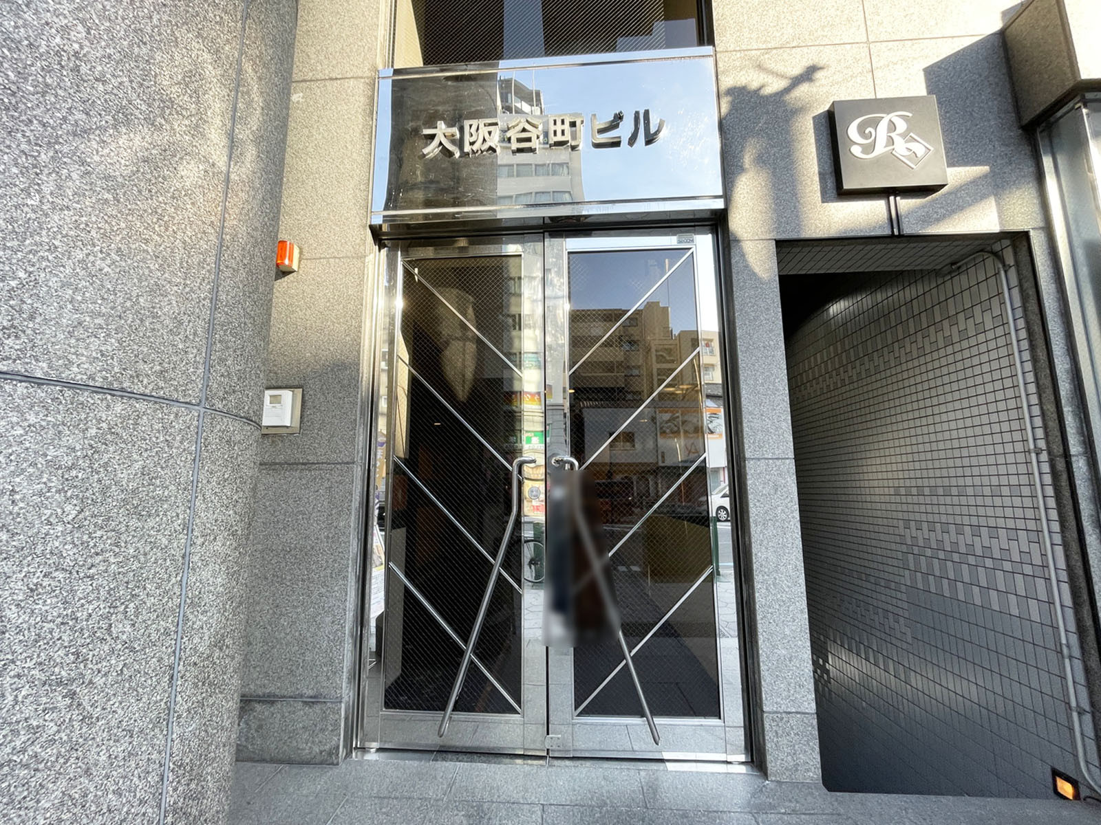 オフィスビル出入口