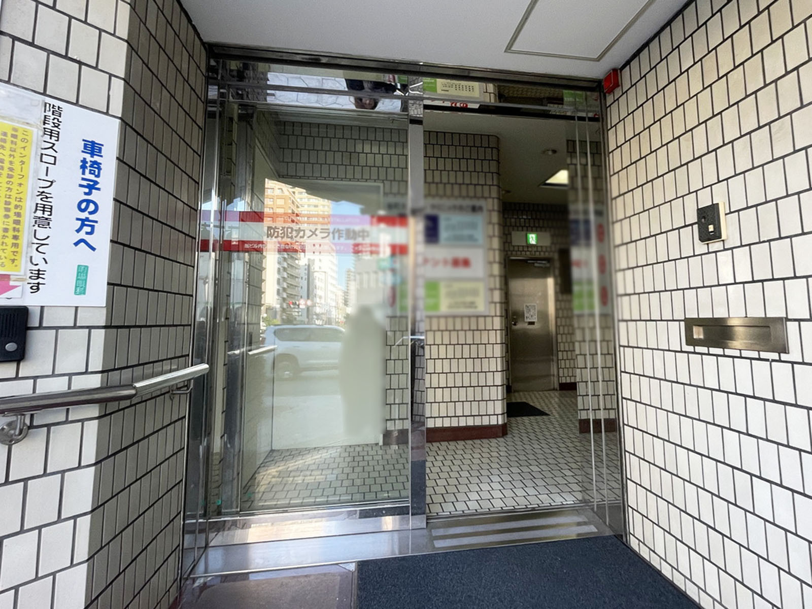 オフィスビル出入口