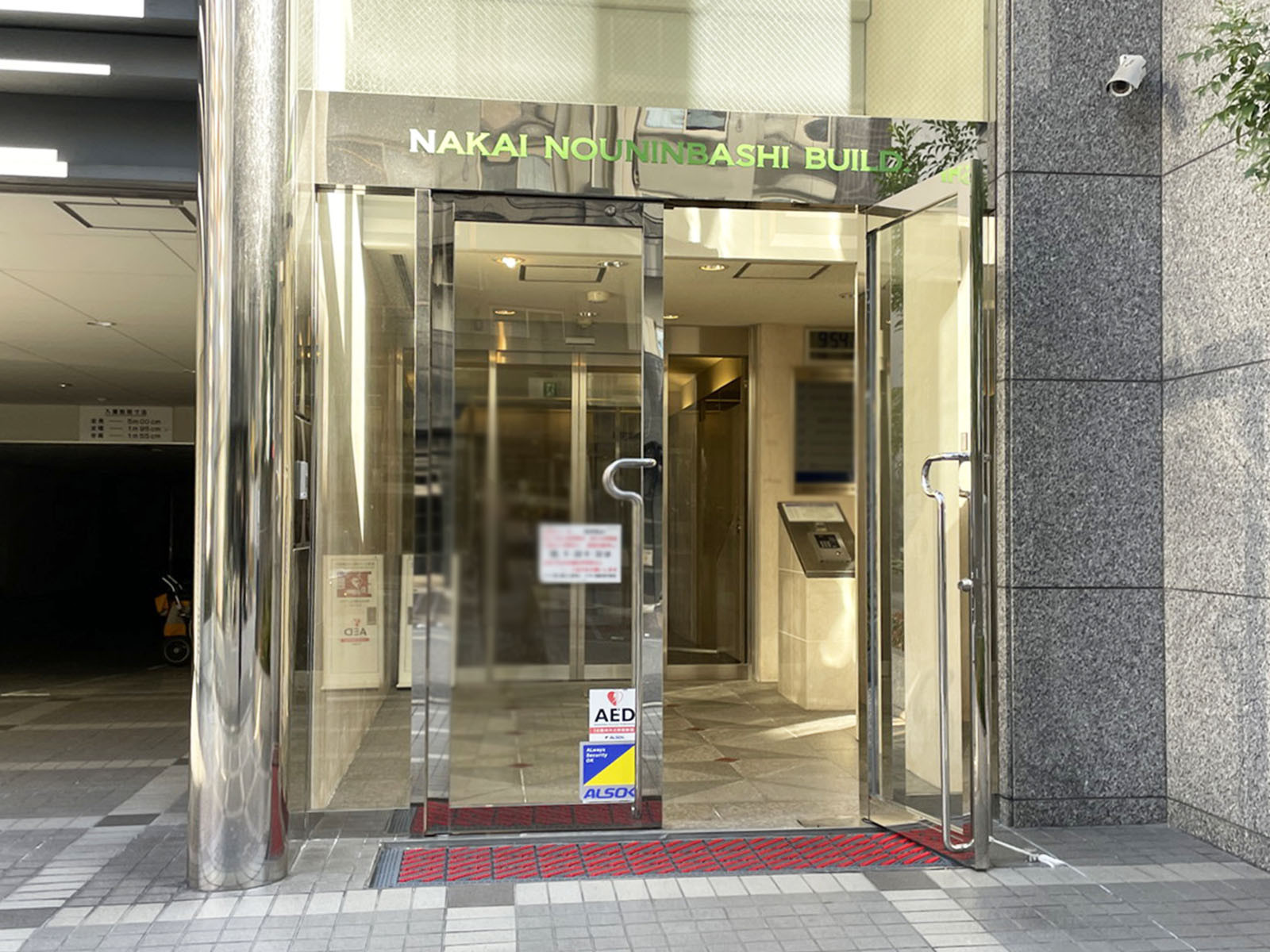 オフィスビル出入口