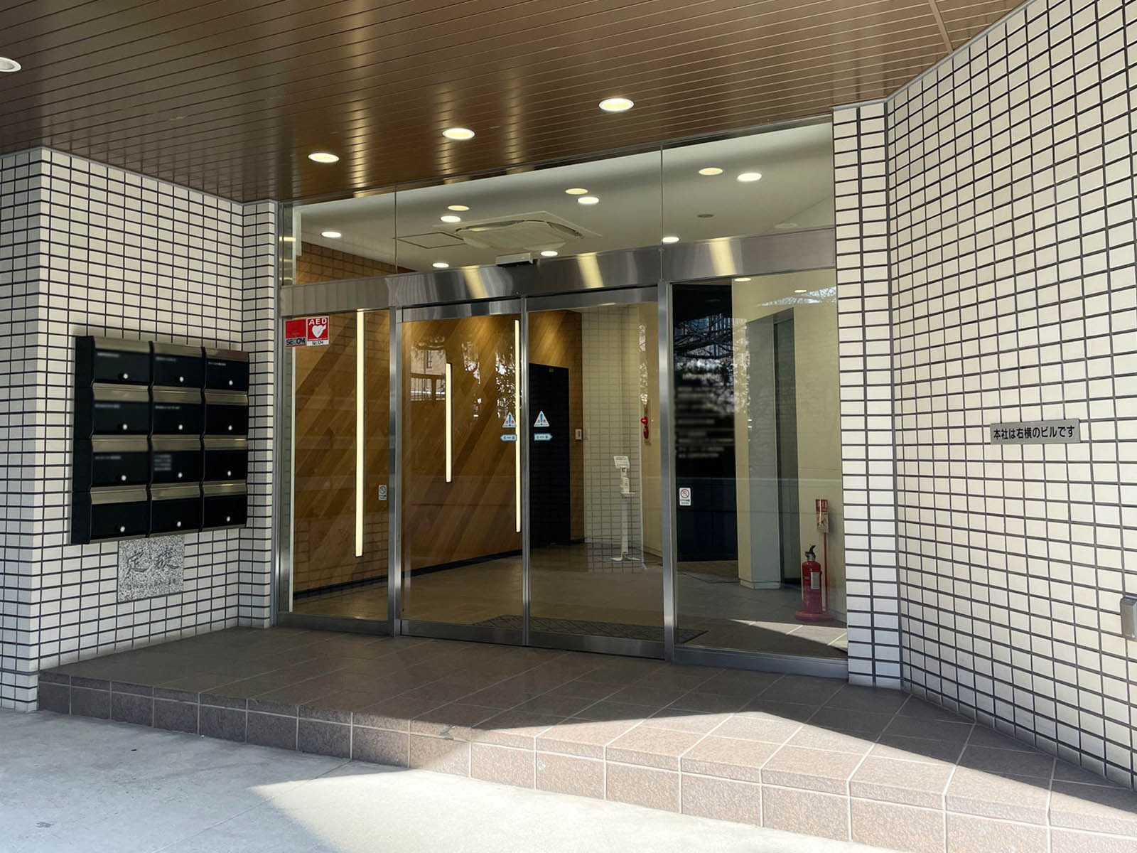 オフィスビル出入口
