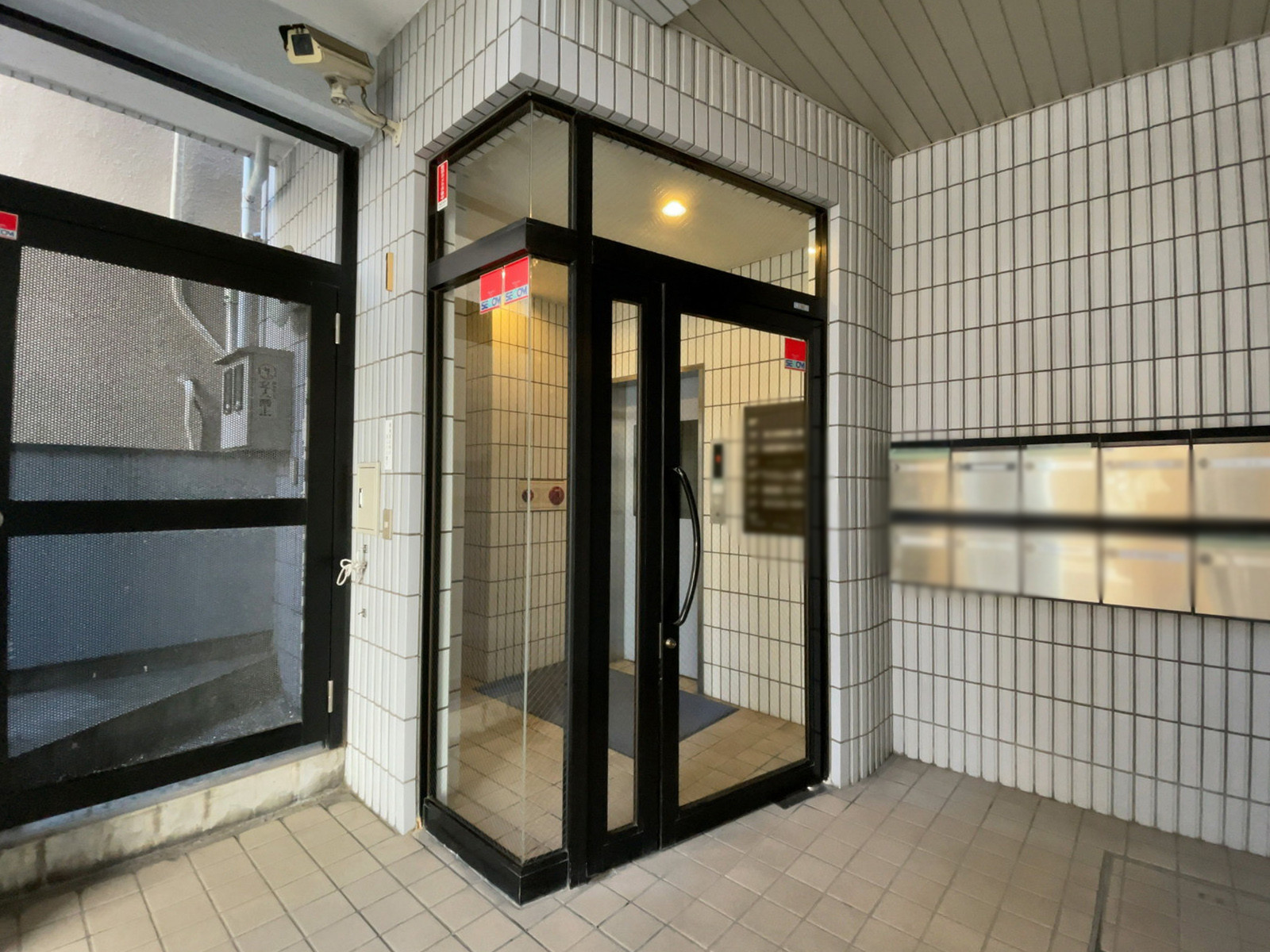 オフィスビル出入口