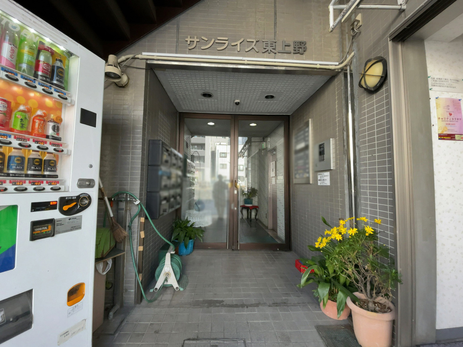 オフィスビル出入口