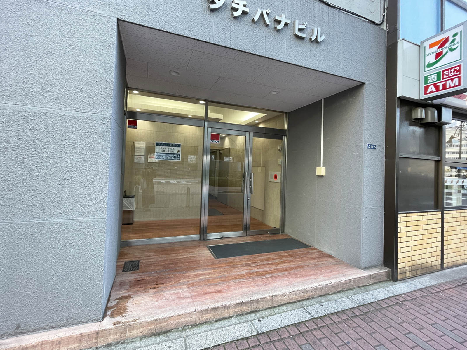 オフィスビル出入口