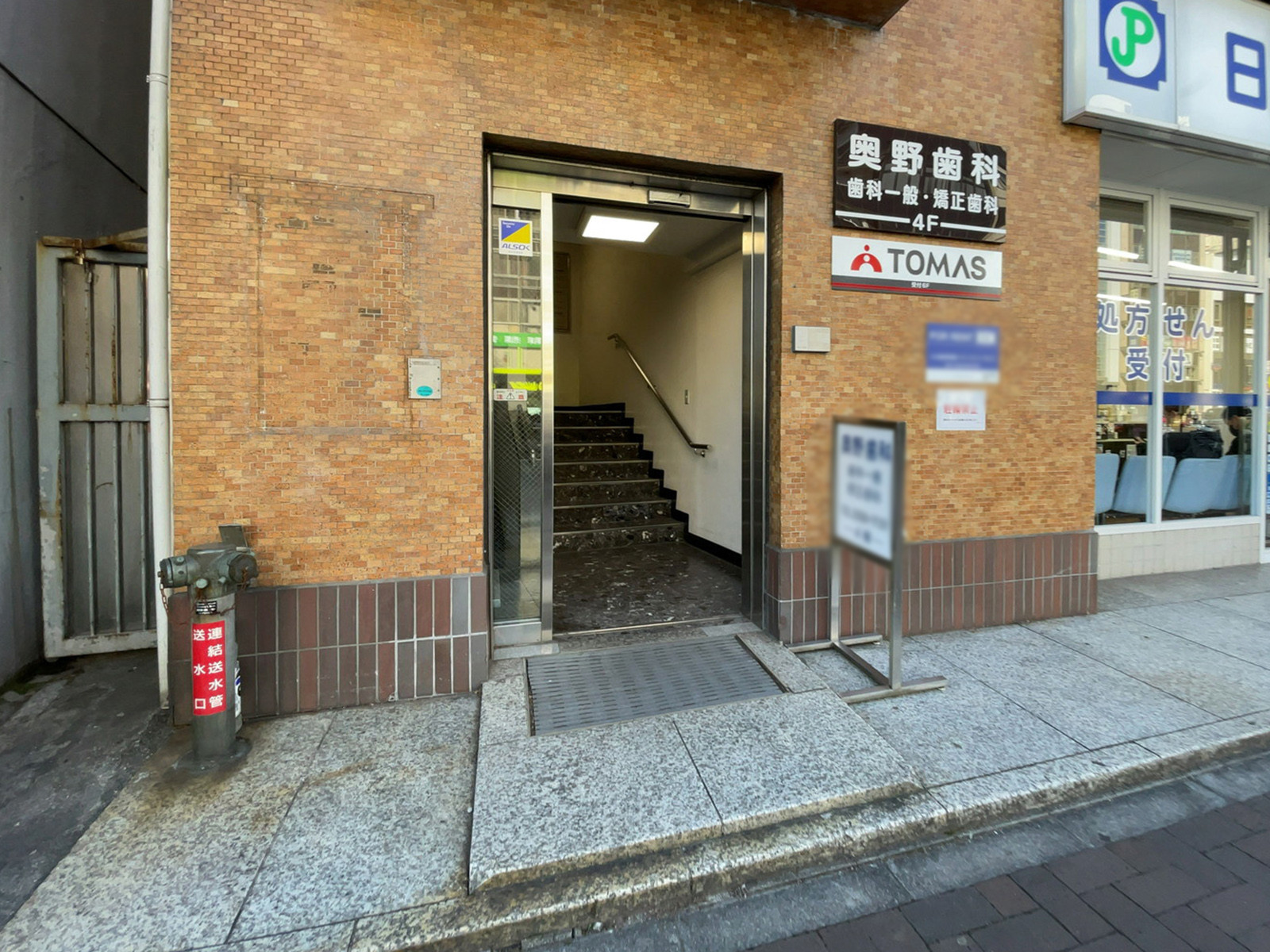 オフィスビル出入口