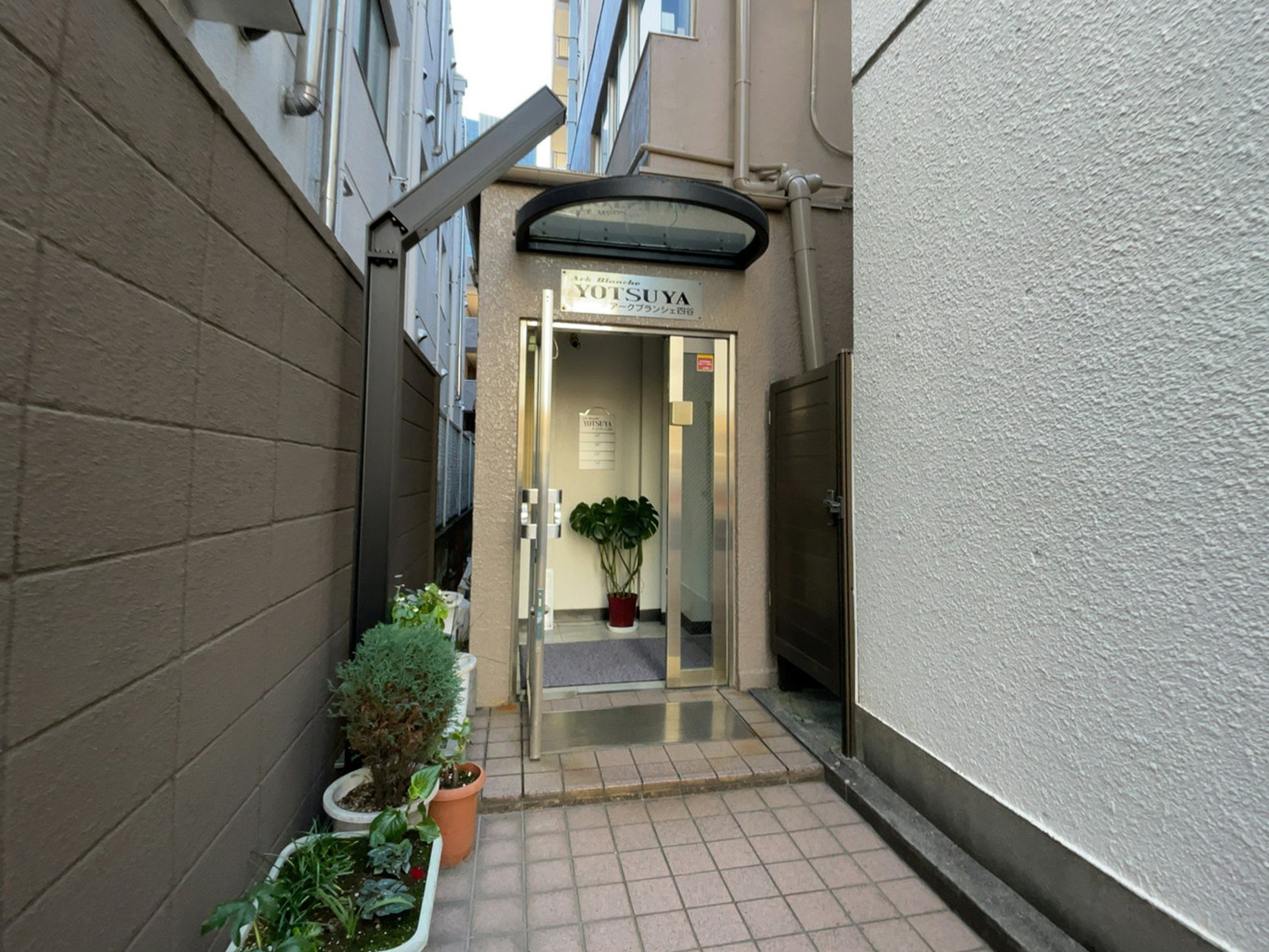 オフィスビル出入口