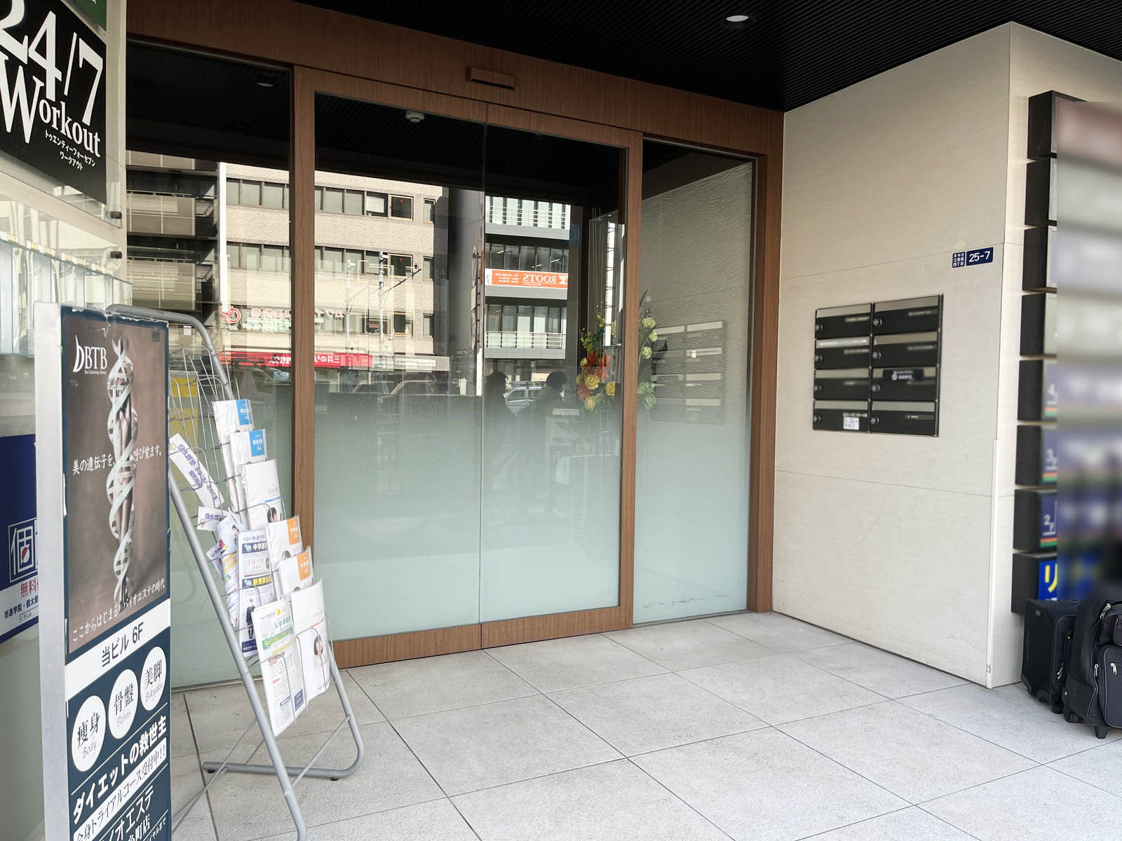オフィスビル出入口