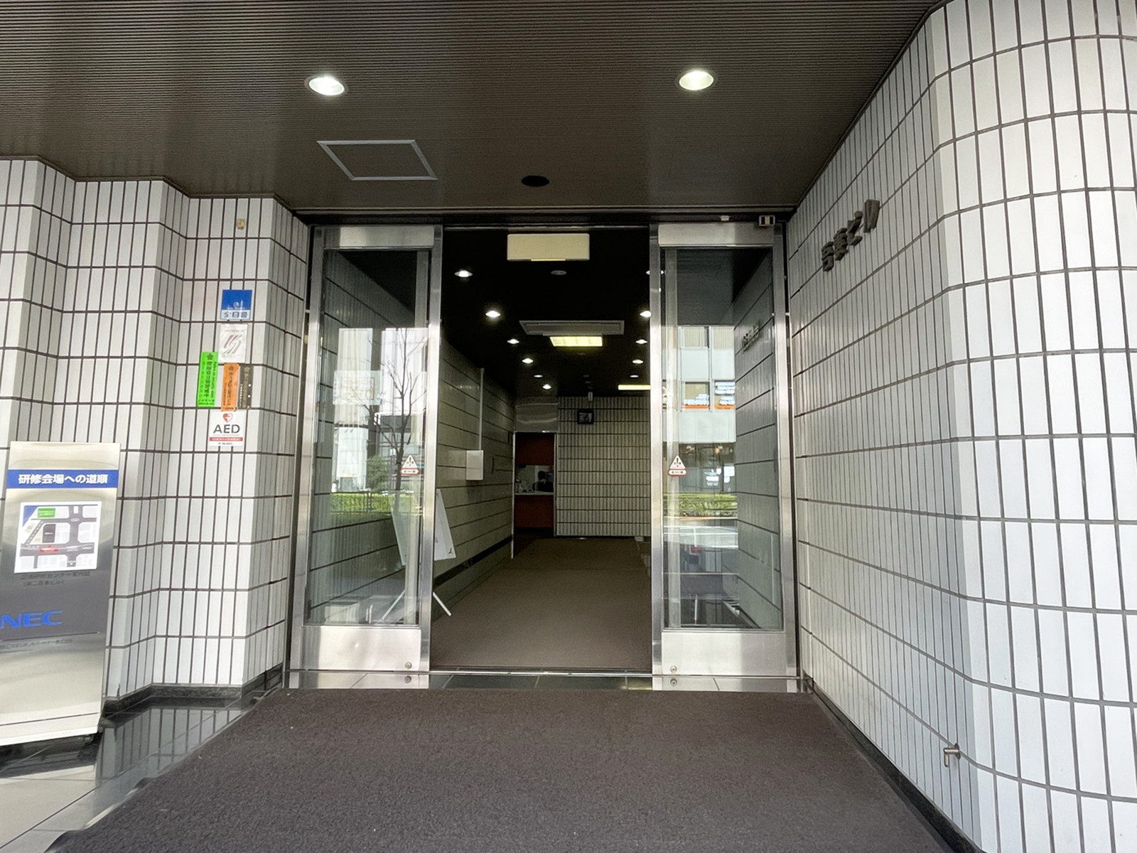 オフィスビル出入口
