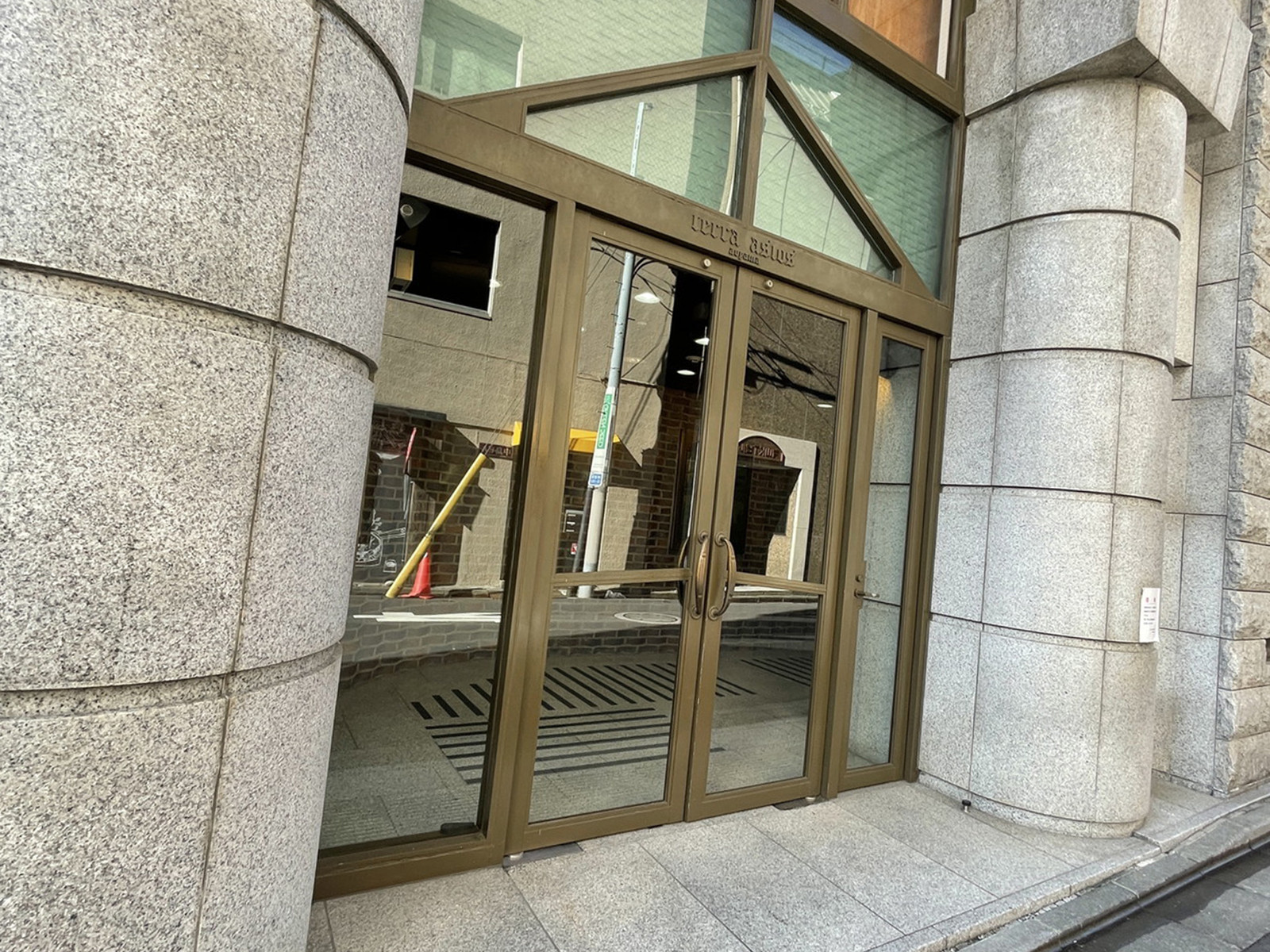 オフィスビル出入口