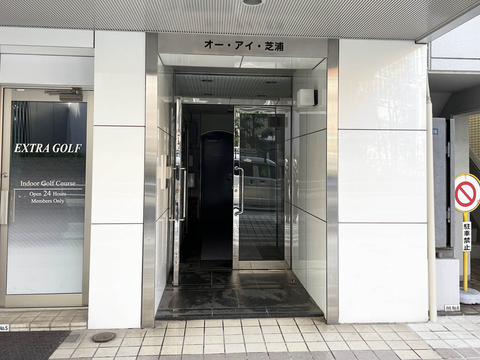 オフィスビル出入口