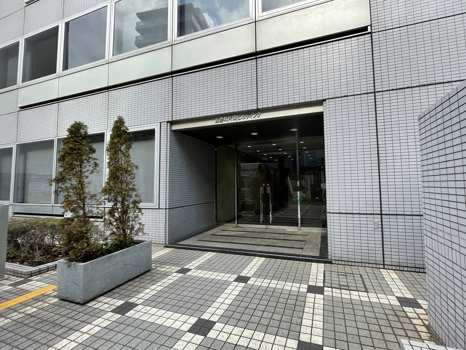 オフィスビル出入口