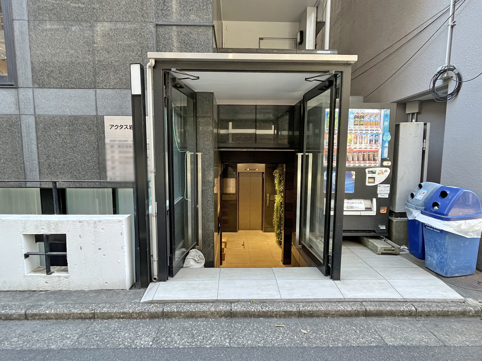 オフィスビル出入り口