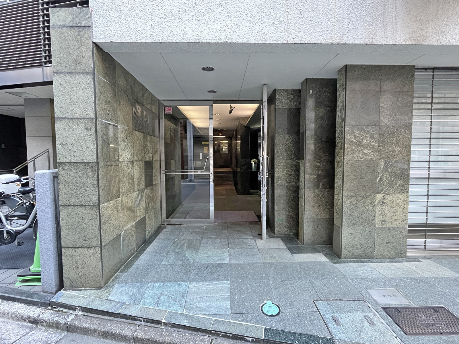 オフィスビル出入り口
