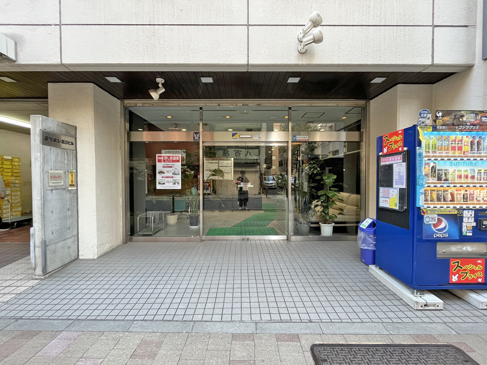 オフィスビル出入り口