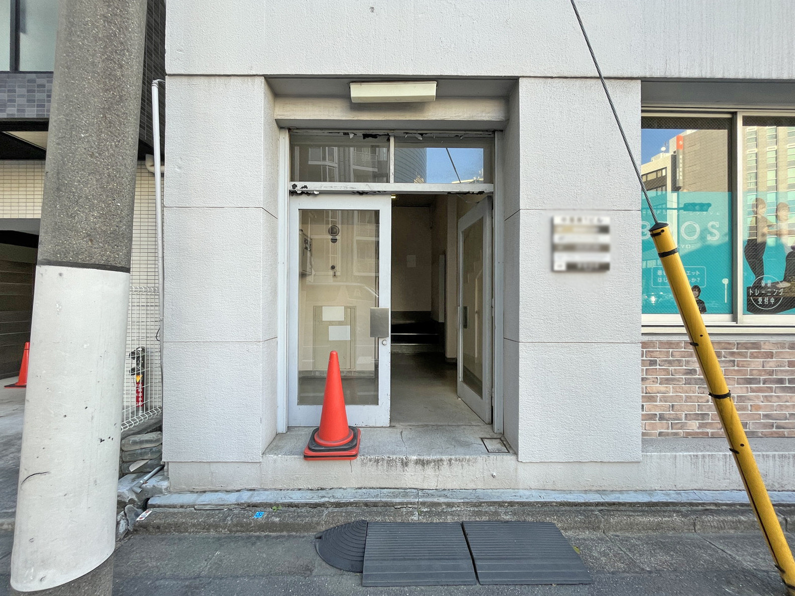 オフィスビル出入り口