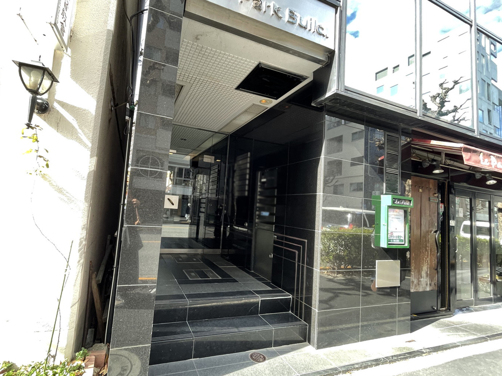 オフィスビル出入口