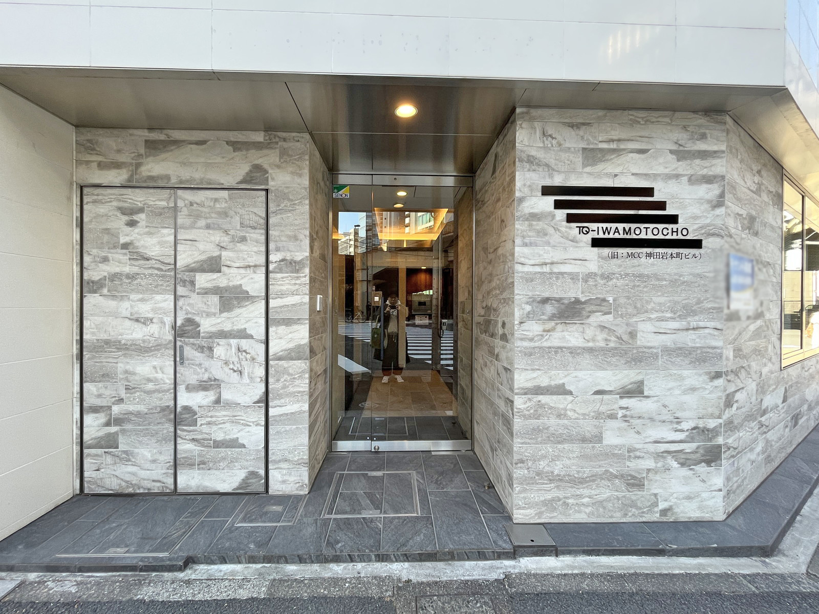オフィスビル出入り口