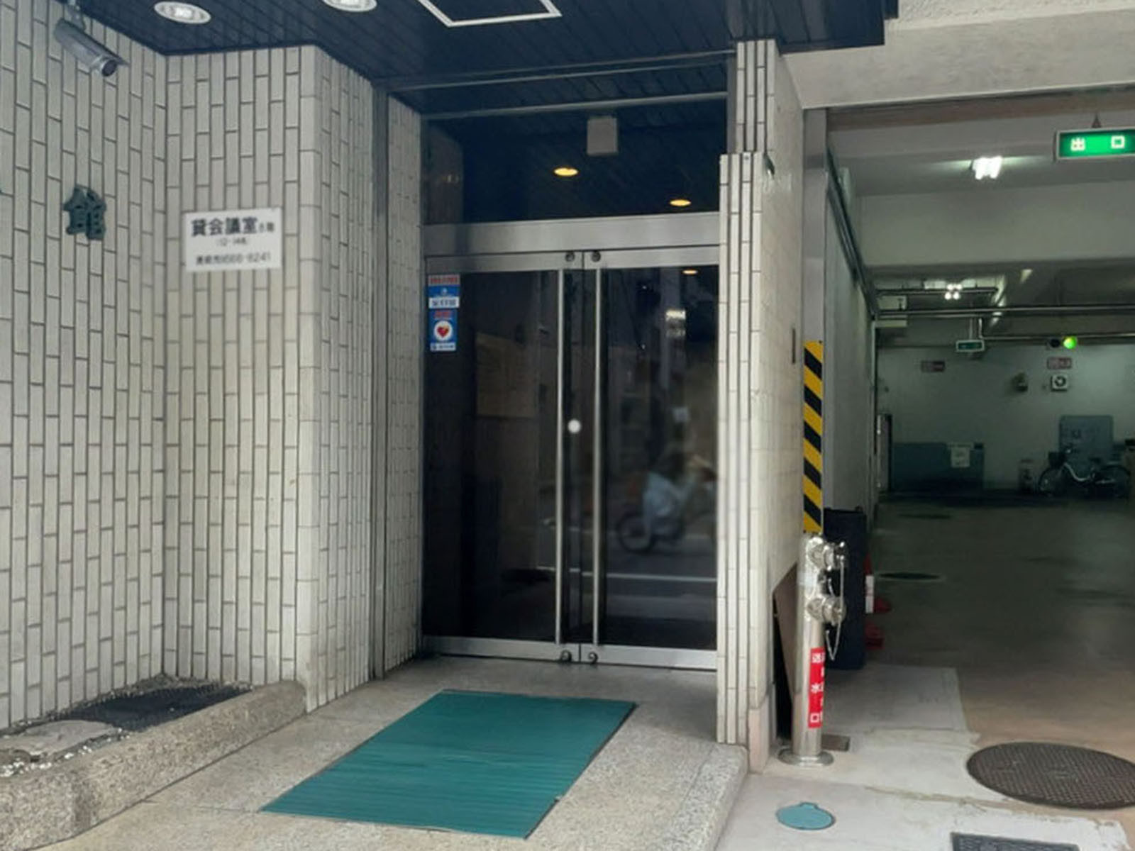 オフィスビル出入口