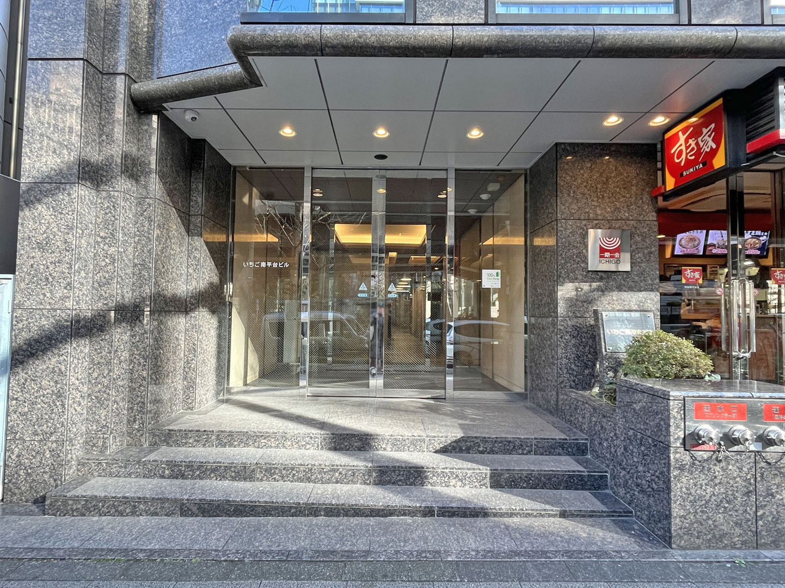オフィスビル出入口