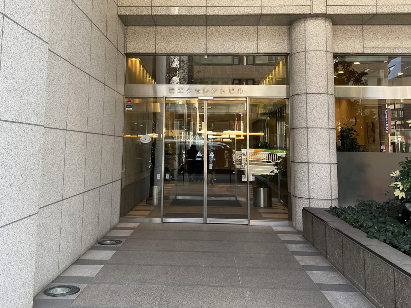 オフィスビル出入口