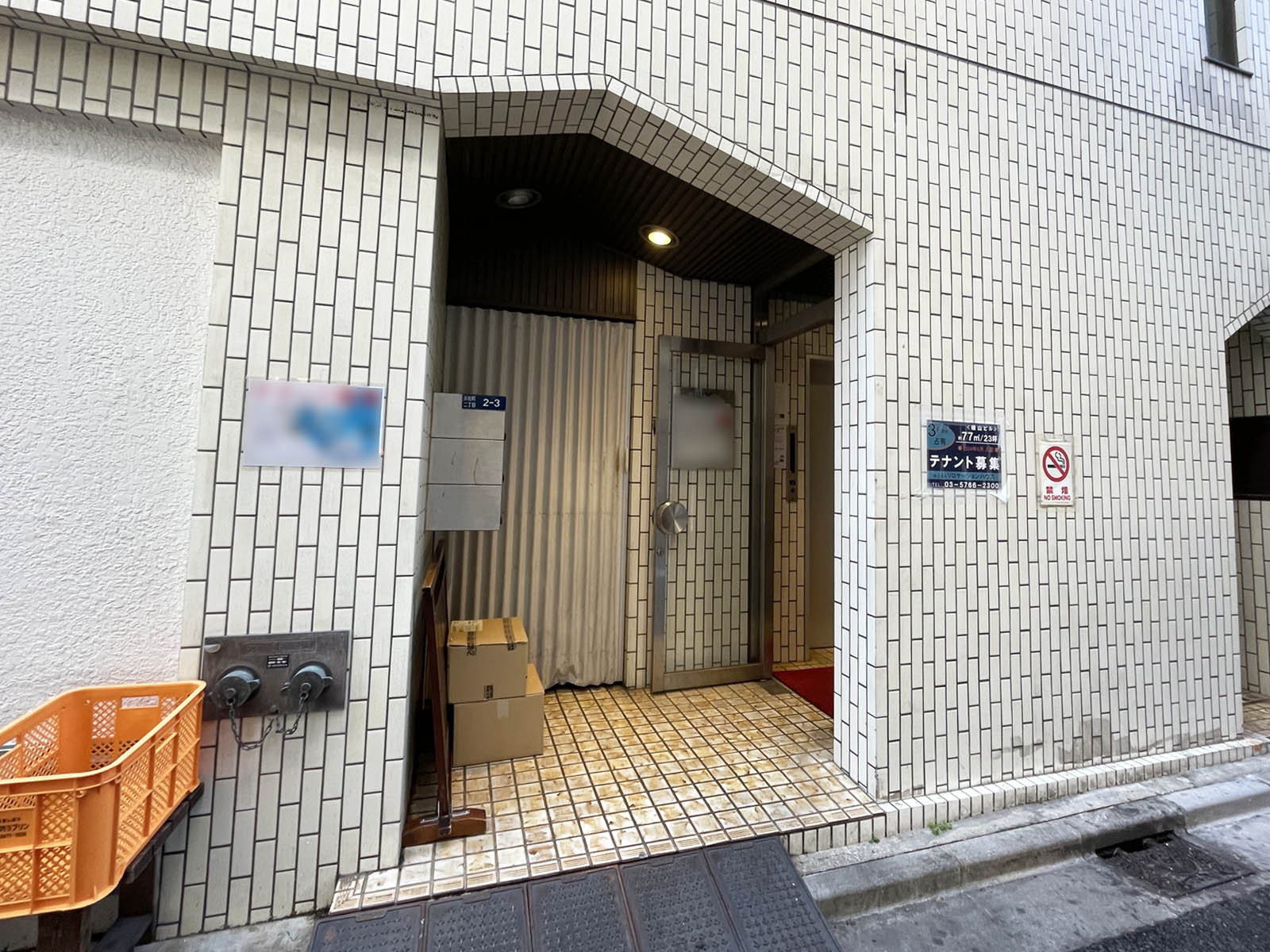 オフィスビル出入口