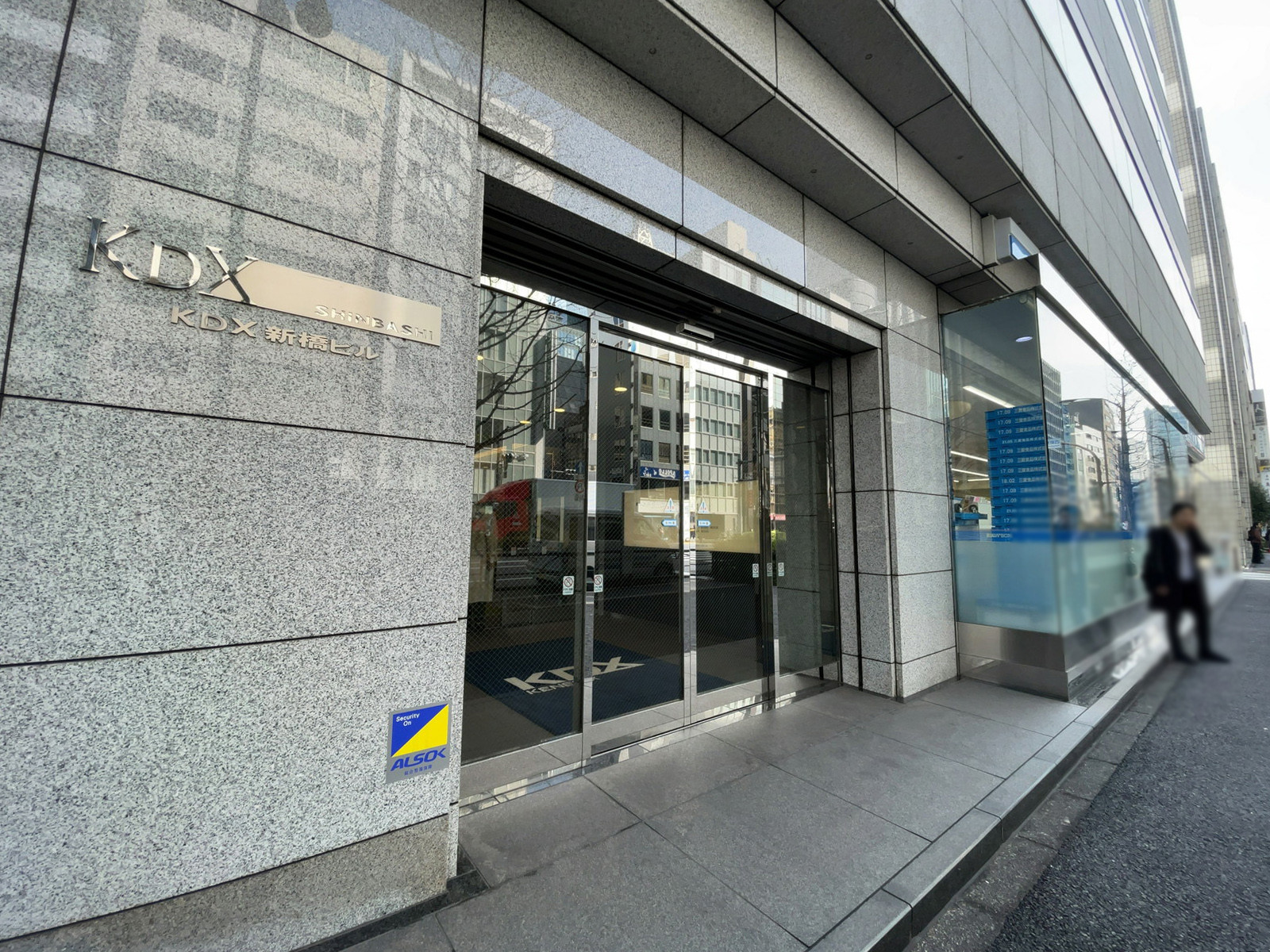 オフィスビル出入口