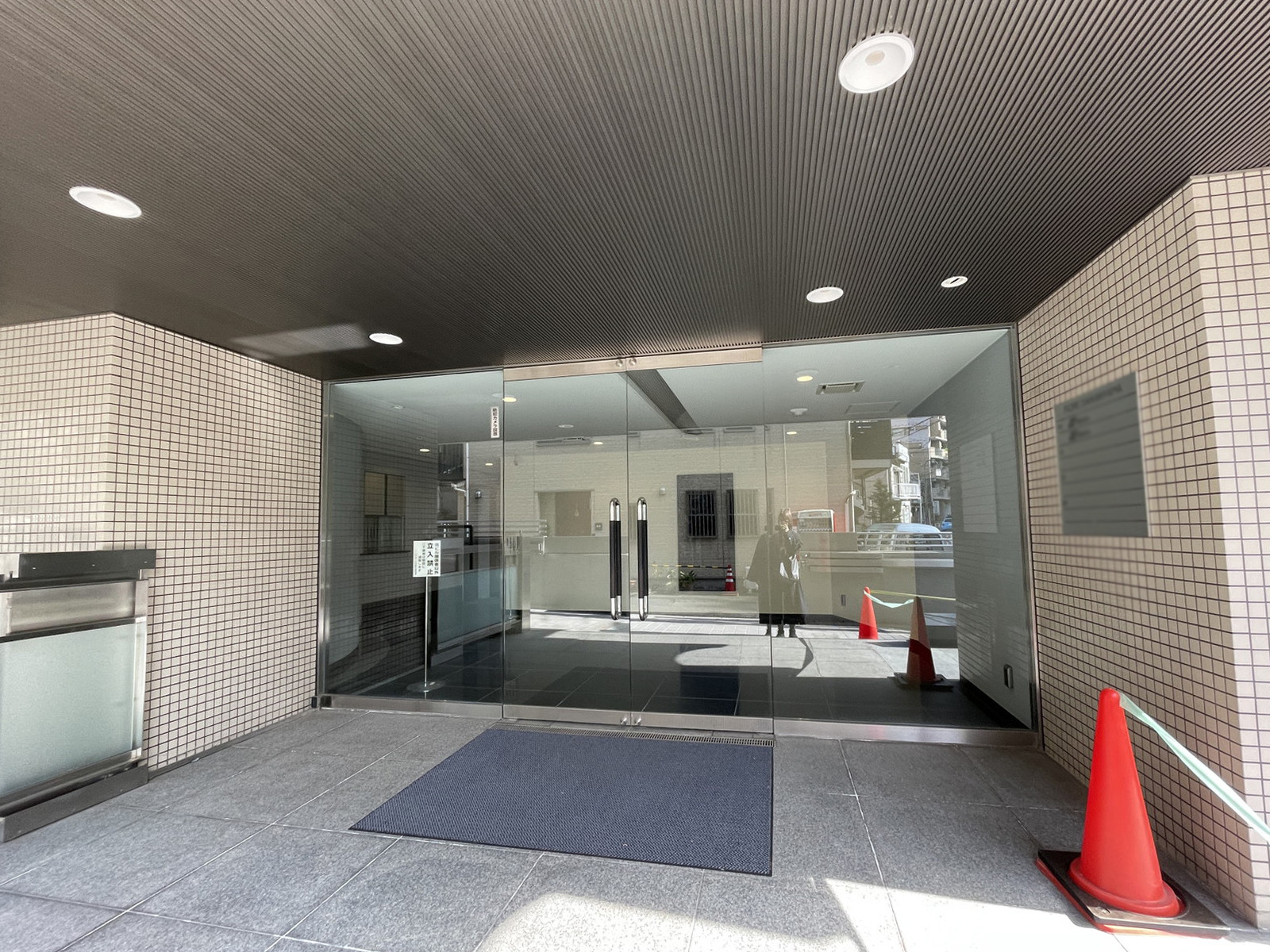 オフィスビル出入口