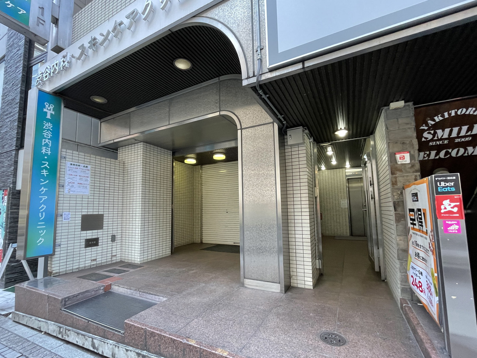 オフィスビル出入口