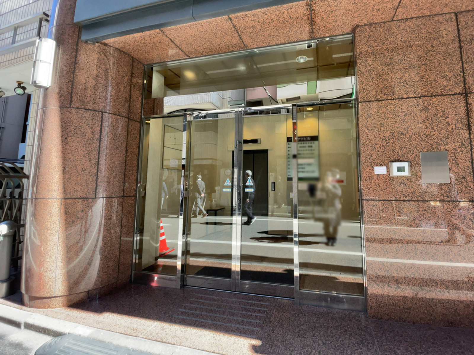 オフィスビル出入口