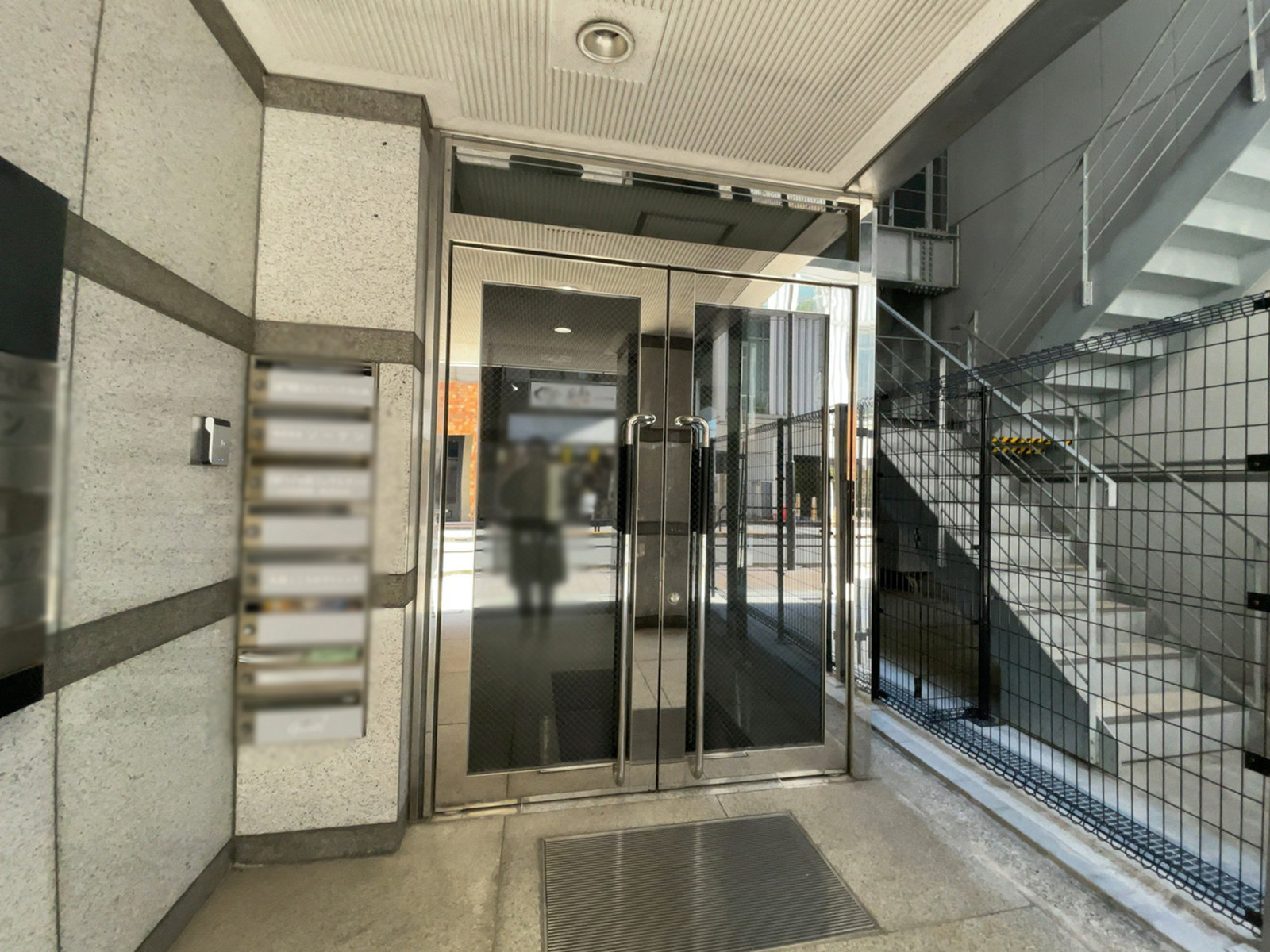 オフィスビル出入口