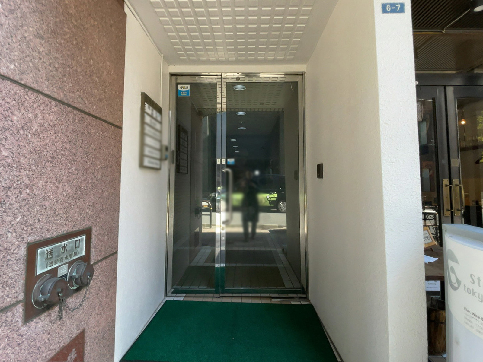 オフィスビル出入口