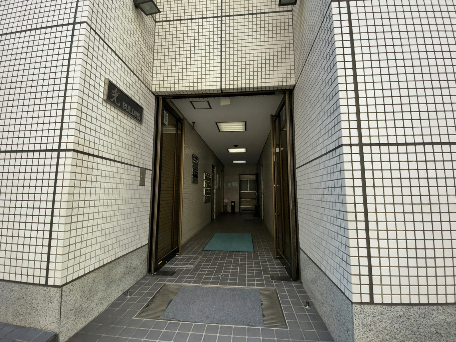 オフィスビル出入口