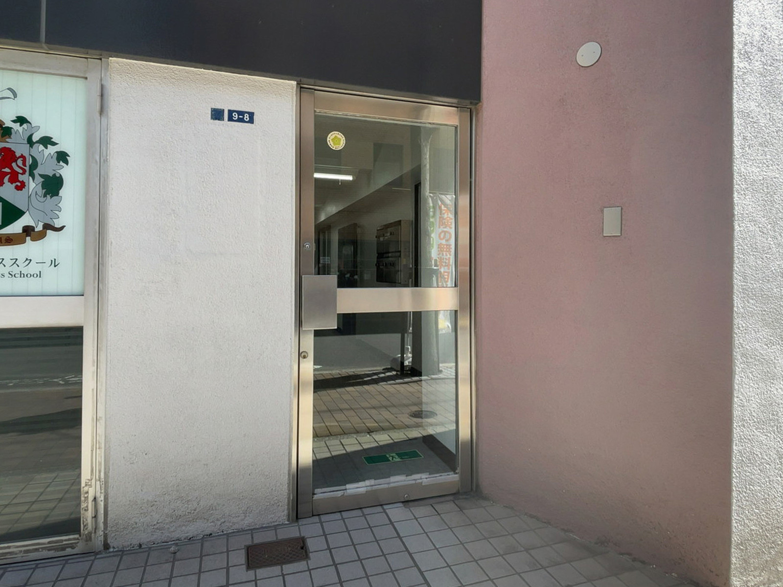 オフィスビル出入口