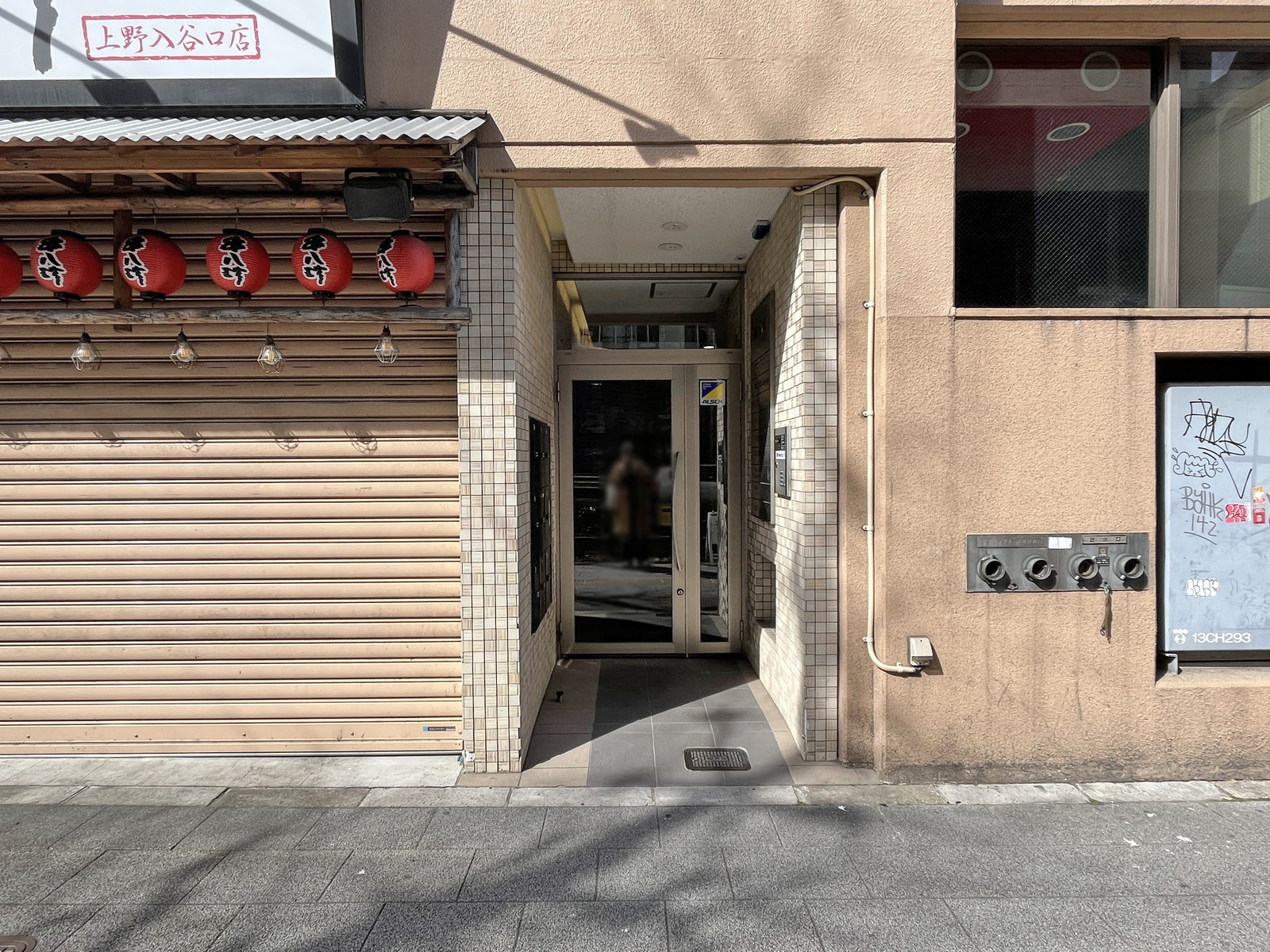 オフィスビル出入り口