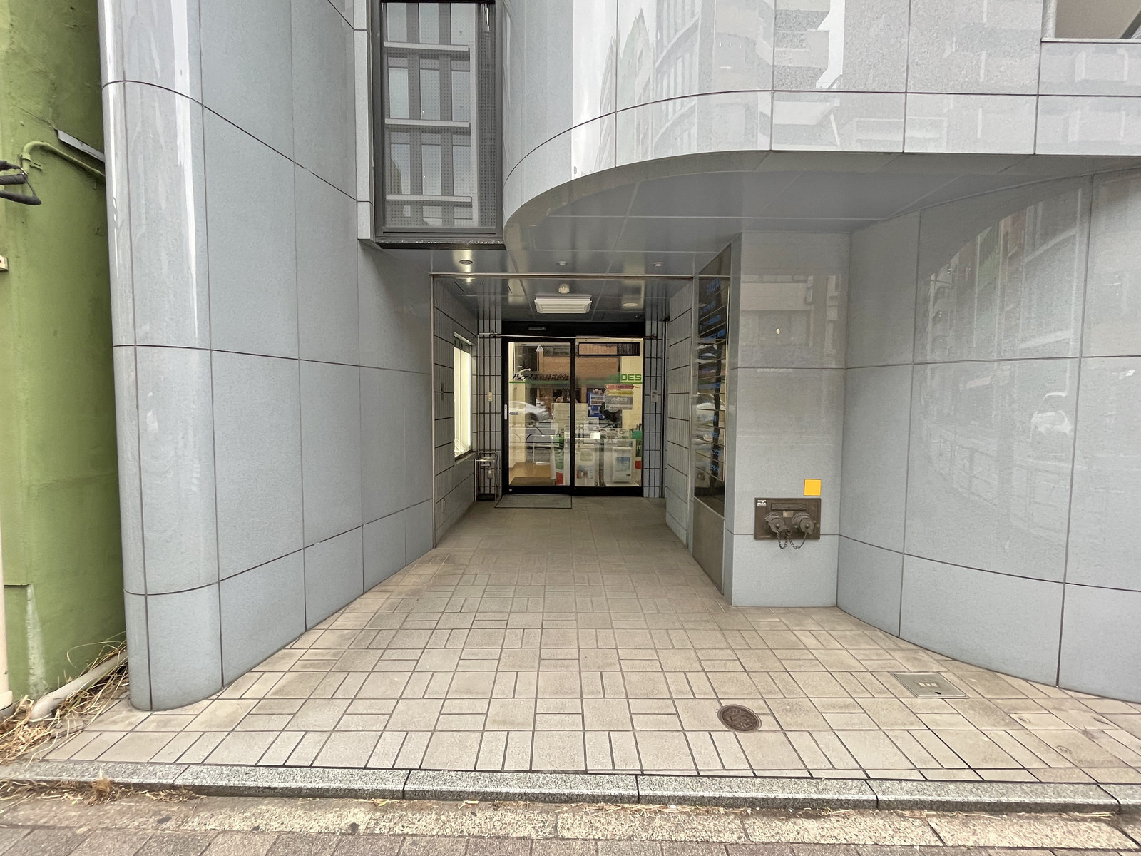 オフィスビル出入り口