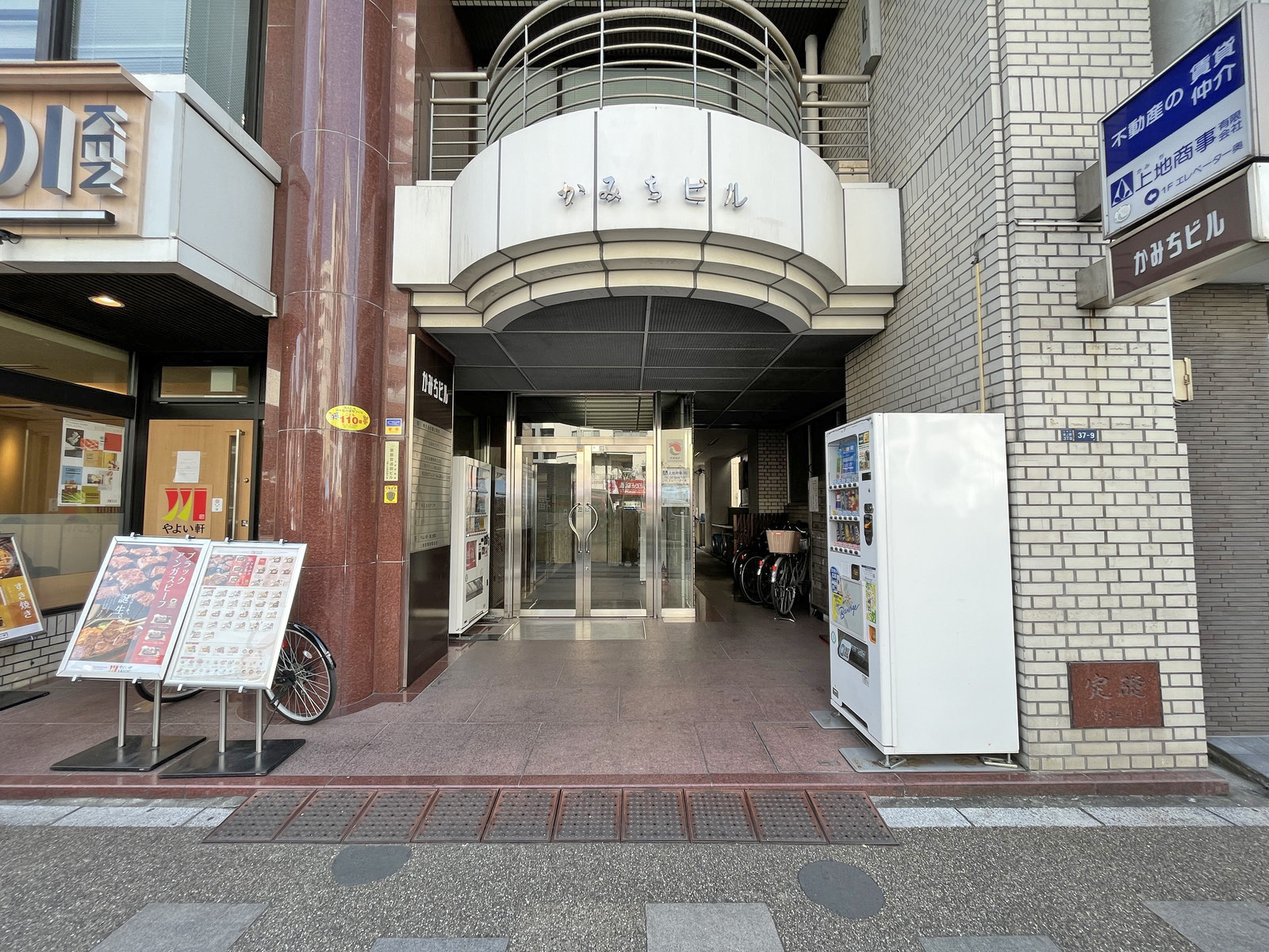 オフィスビル出入り口