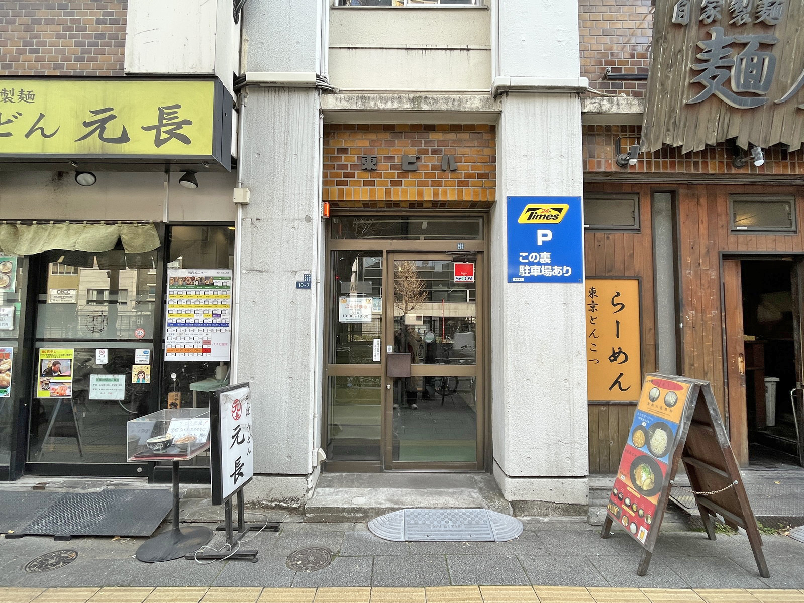 オフィスビル出入り口