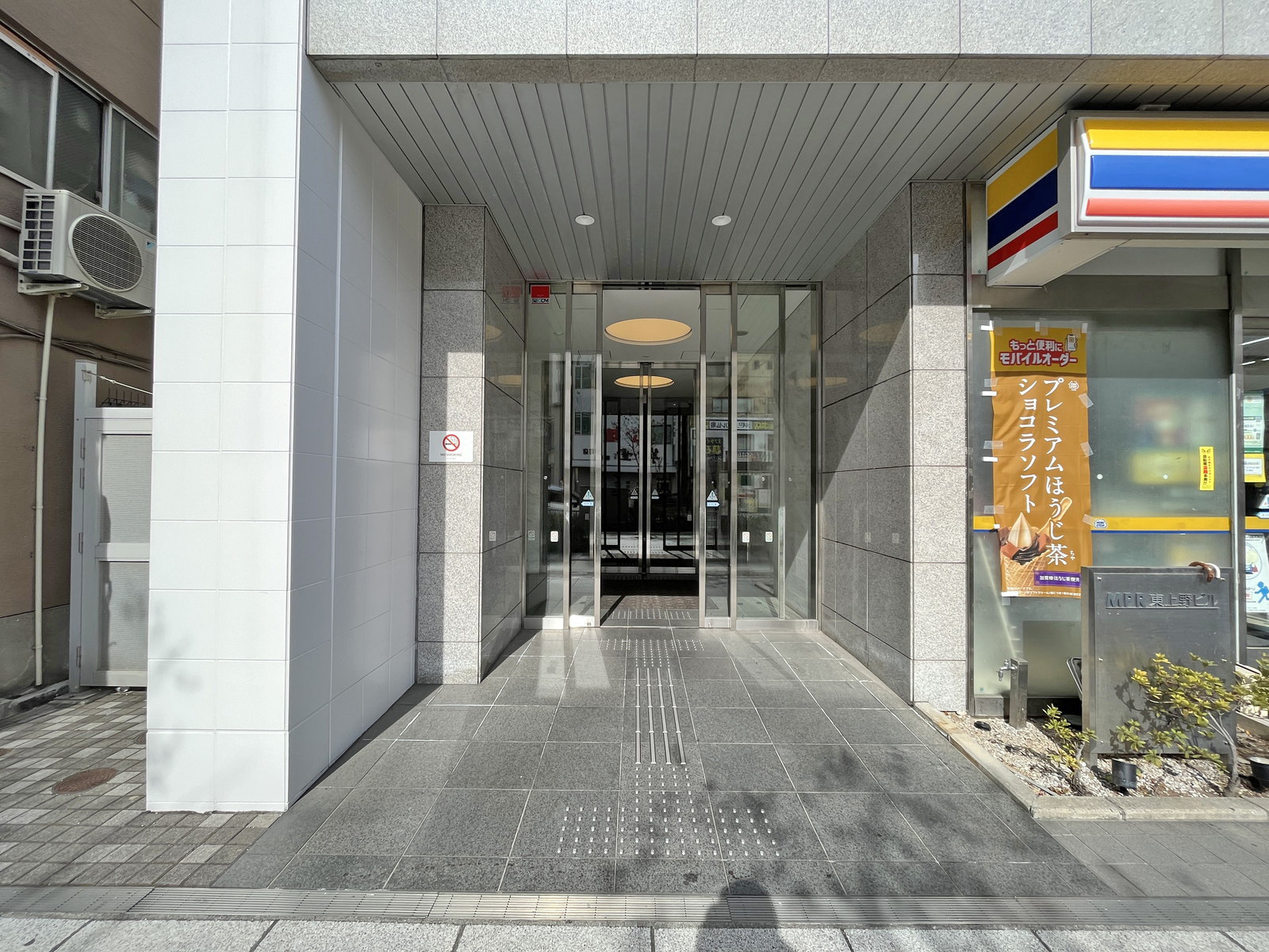 オフィスビル出入口