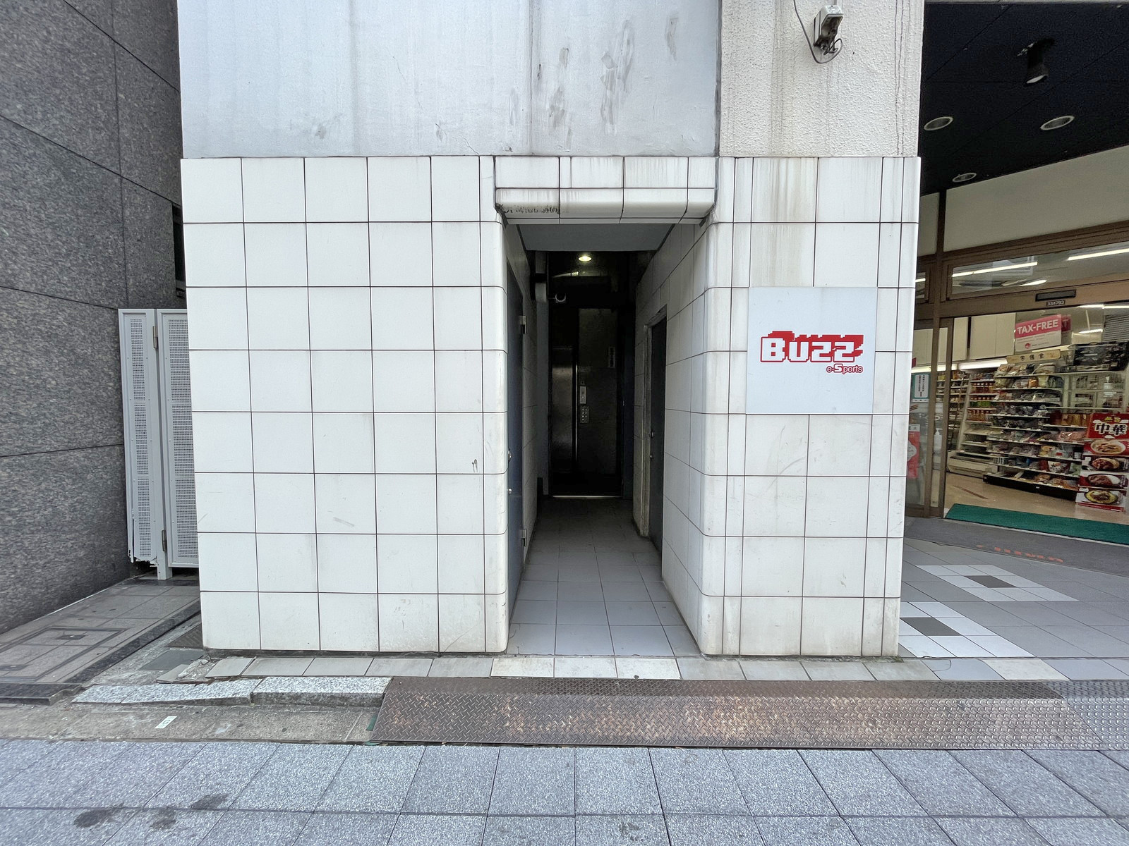 オフィスビル出入り口