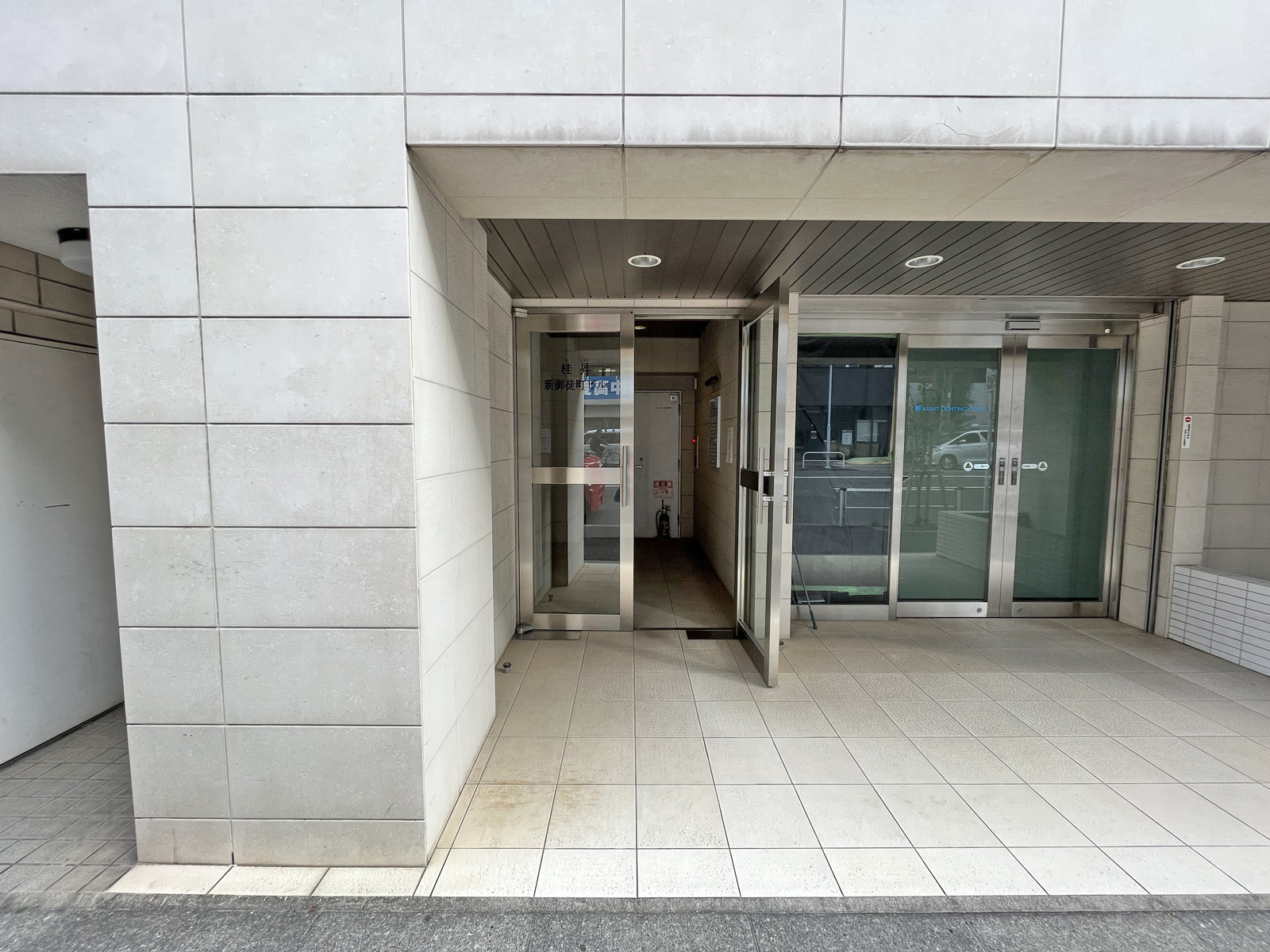 オフィスビル出入り口