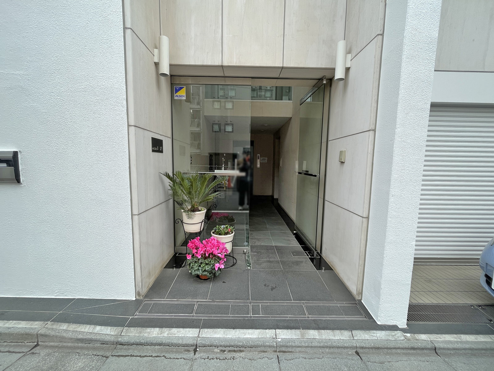 オフィスビル出入り口