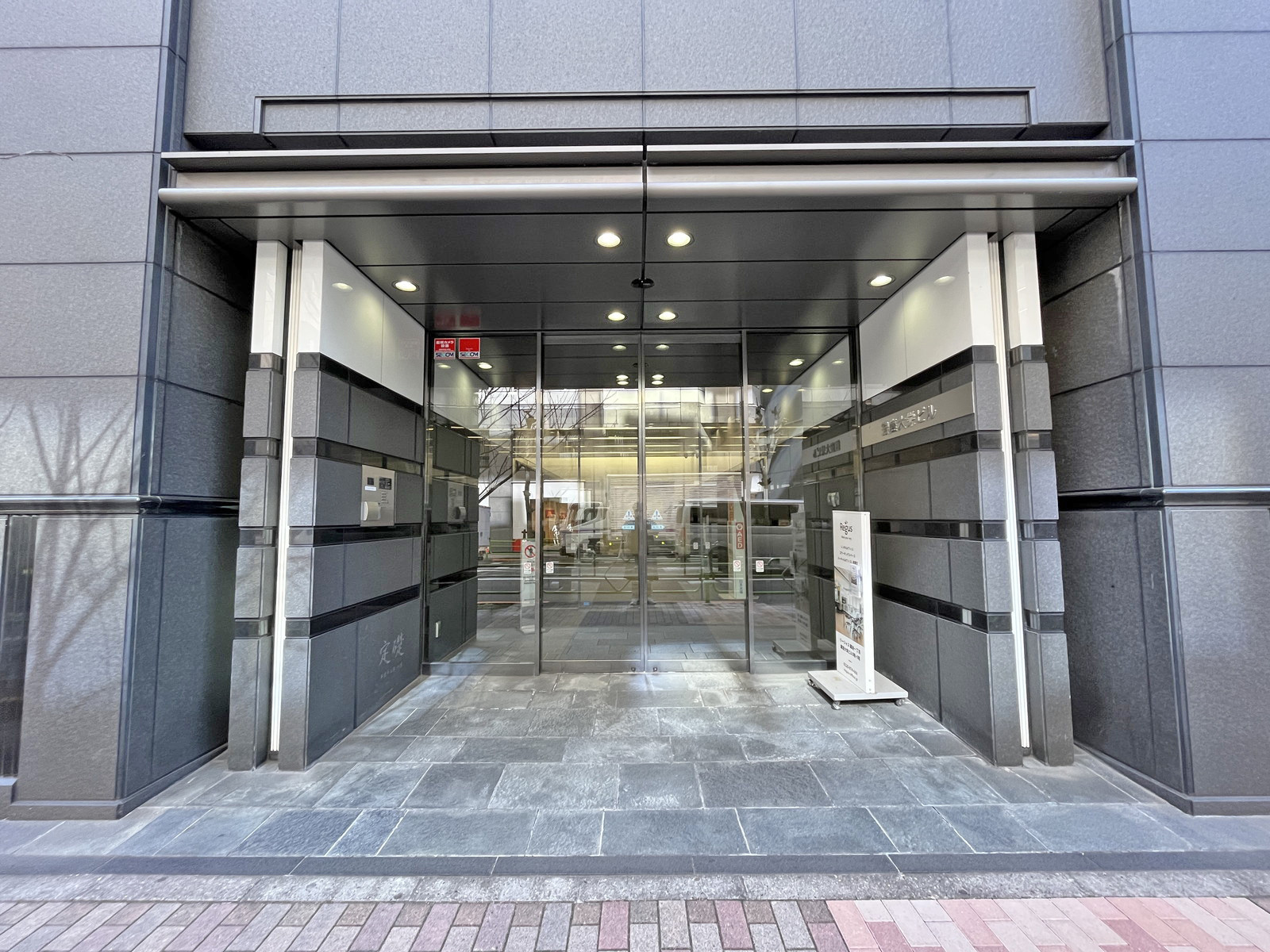 オフィスビル出入り口