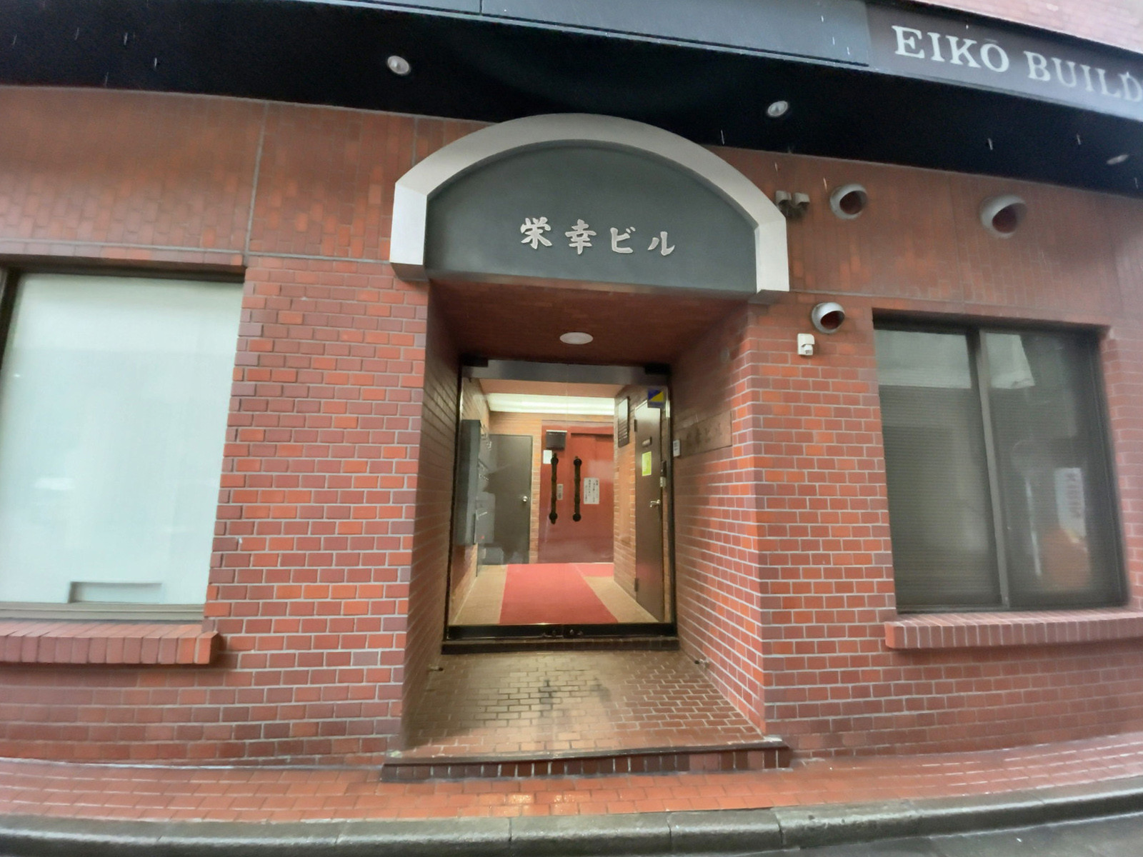 オフィスビル出入口