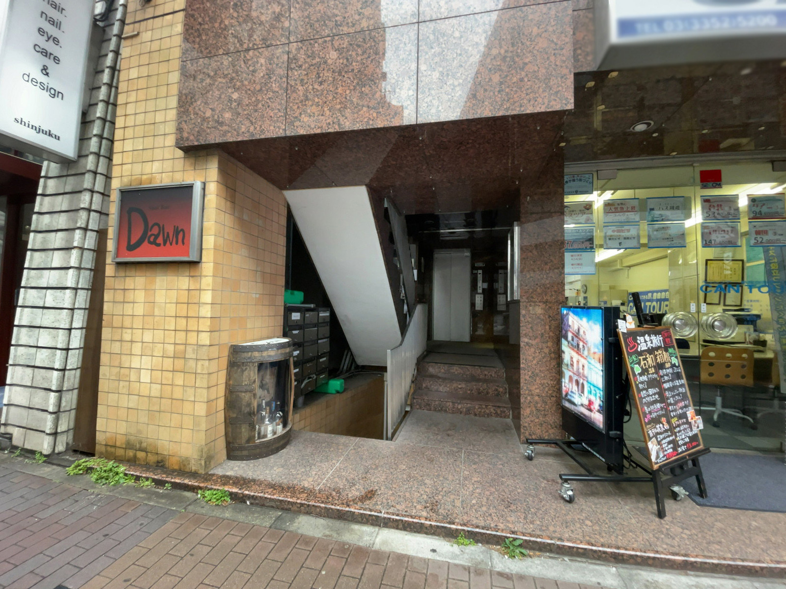 オフィスビル出入口