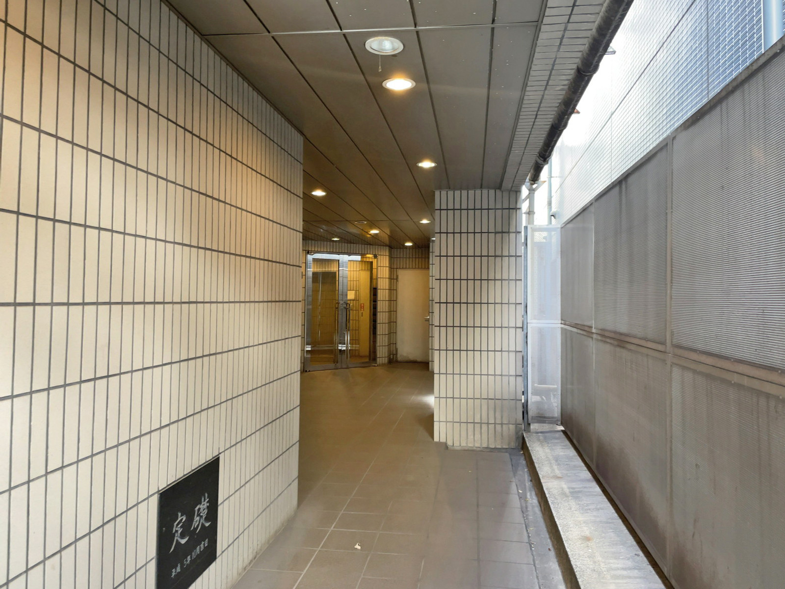 エントランスまでの通路